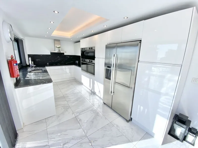 MASSIVELY REDUCED by €400k now only € 1,395,000 for quick sale - Stunning refurbished 5 bed, 5 bath luxury villa, plus extra 1 bed apartment area, double garage & spectacular panoramic sea views. Only 7 mins walk to the heart of the beautiful Benalmadena 