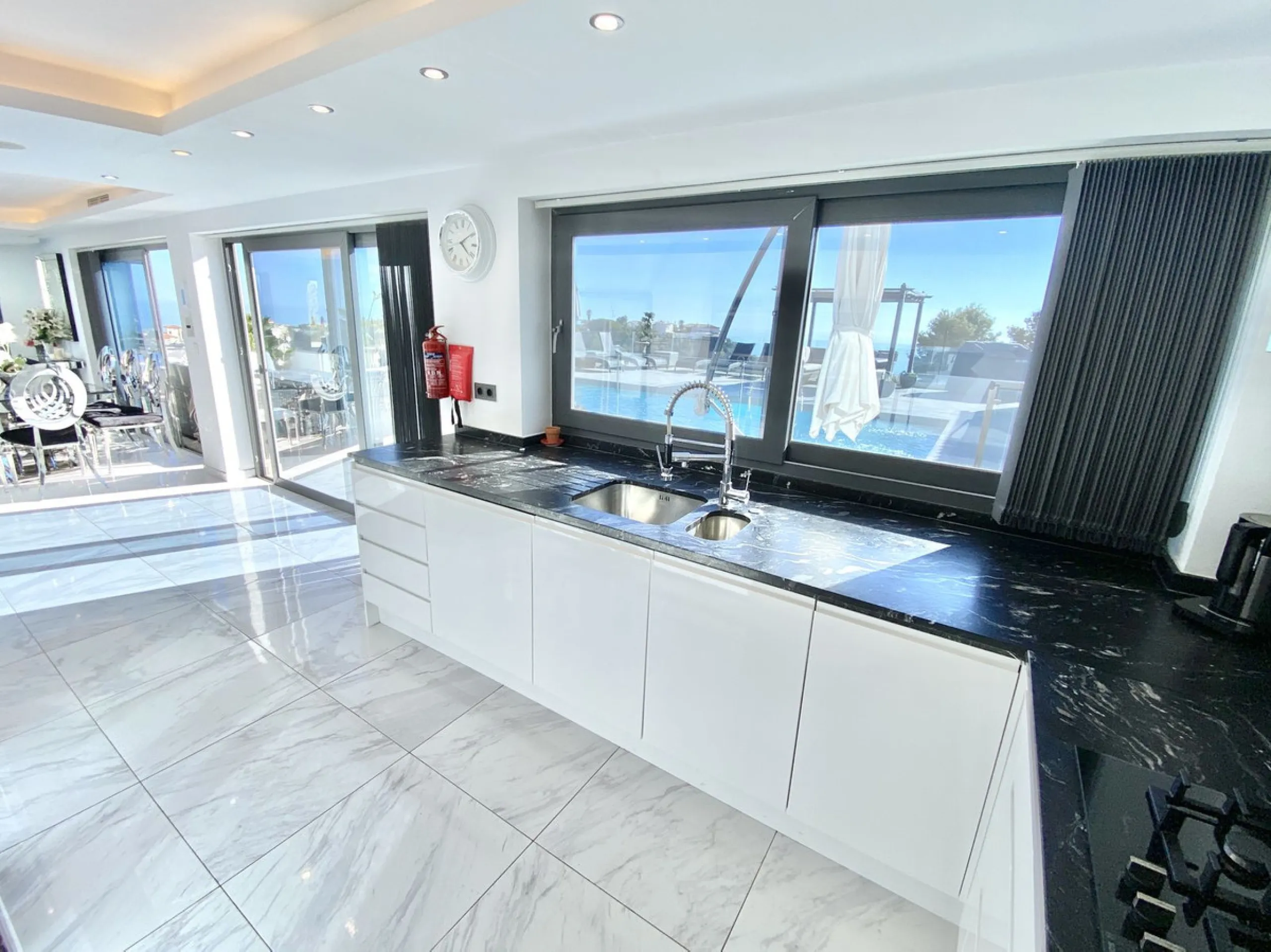 MASSIVELY REDUCED by €400k now only € 1,395,000 for quick sale - Stunning refurbished 5 bed, 5 bath luxury villa, plus extra 1 bed apartment area, double garage & spectacular panoramic sea views. Only 7 mins walk to the heart of the beautiful Benalmadena 