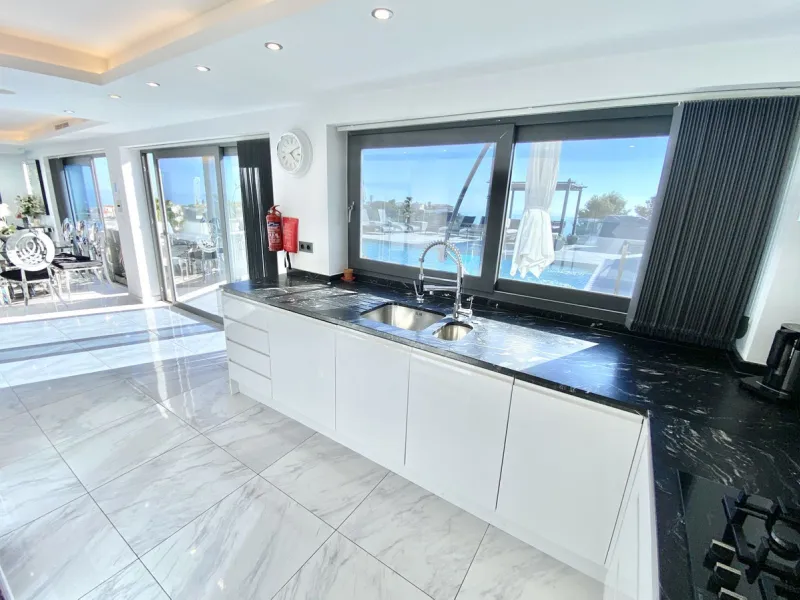MASSIVELY REDUCED by €400k now only € 1,395,000 for quick sale - Stunning refurbished 5 bed, 5 bath luxury villa, plus extra 1 bed apartment area, double garage & spectacular panoramic sea views. Only 7 mins walk to the heart of the beautiful Benalmadena 