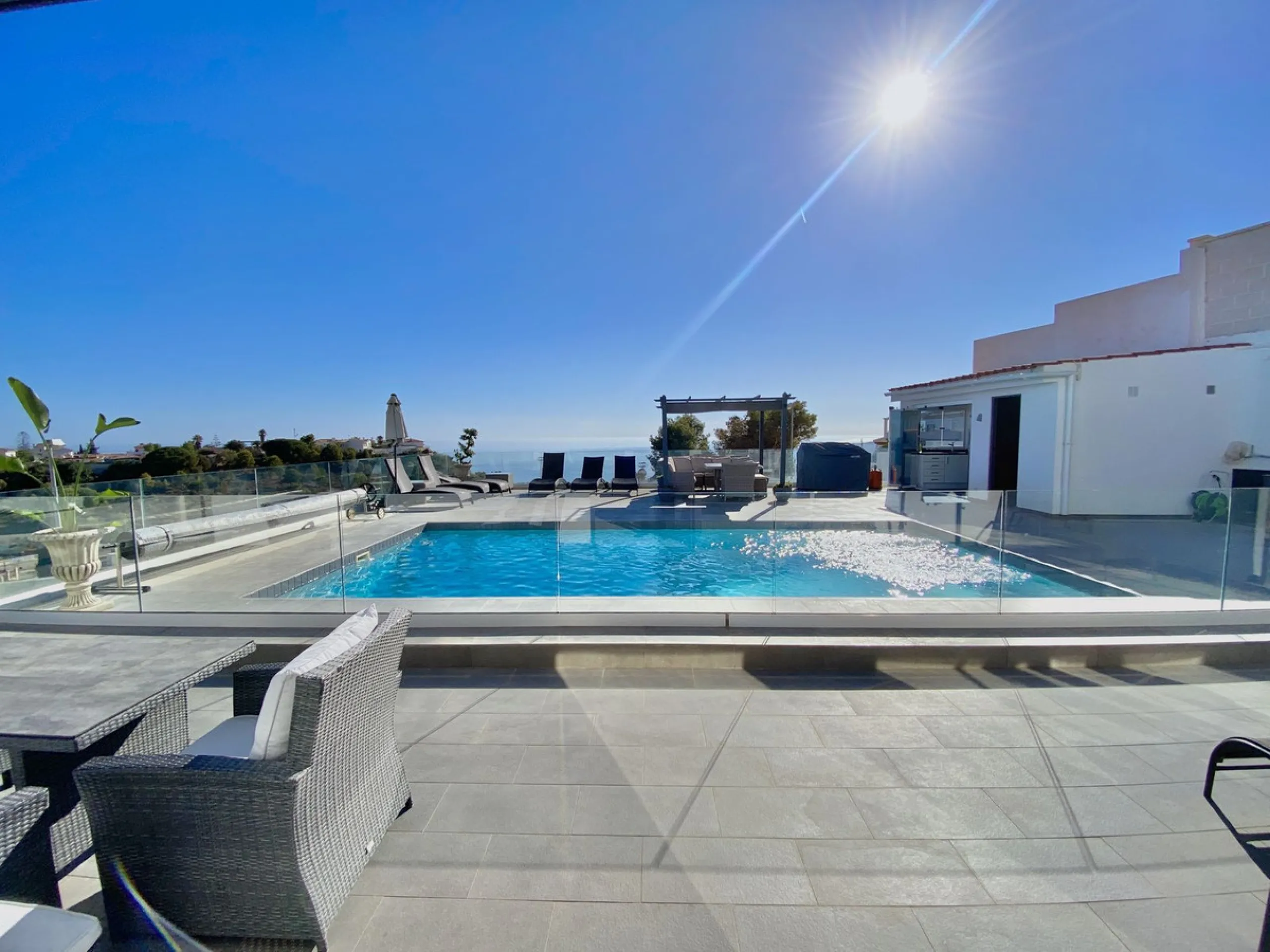 MASSIVELY REDUCED by €400k now only € 1,395,000 for quick sale - Stunning refurbished 5 bed, 5 bath luxury villa, plus extra 1 bed apartment area, double garage & spectacular panoramic sea views. Only 7 mins walk to the heart of the beautiful Benalmadena 