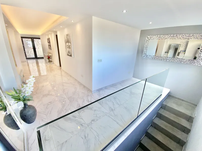 MASSIVELY REDUCED by €400k now only € 1,395,000 for quick sale - Stunning refurbished 5 bed, 5 bath luxury villa, plus extra 1 bed apartment area, double garage & spectacular panoramic sea views. Only 7 mins walk to the heart of the beautiful Benalmadena 