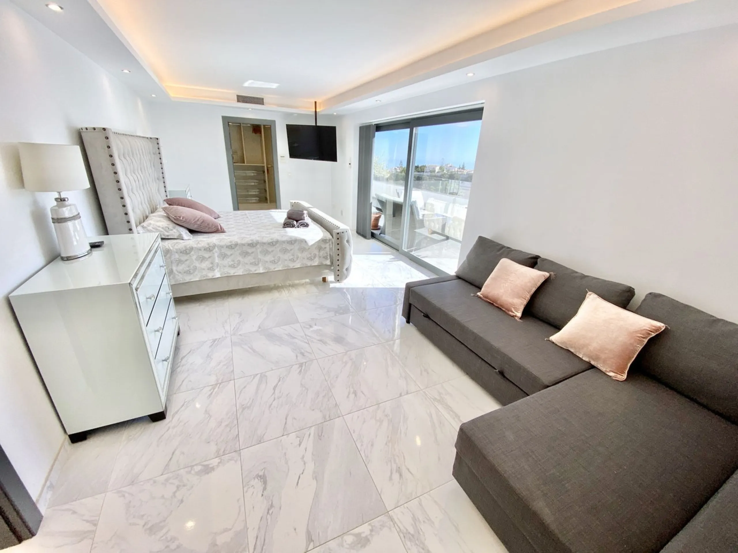 MASSIVELY REDUCED by €400k now only € 1,395,000 for quick sale - Stunning refurbished 5 bed, 5 bath luxury villa, plus extra 1 bed apartment area, double garage & spectacular panoramic sea views. Only 7 mins walk to the heart of the beautiful Benalmadena 