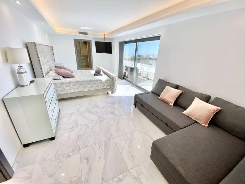 MASSIVELY REDUCED by €400k now only € 1,395,000 for quick sale - Stunning refurbished 5 bed, 5 bath luxury villa, plus extra 1 bed apartment area, double garage & spectacular panoramic sea views. Only 7 mins walk to the heart of the beautiful Benalmadena 