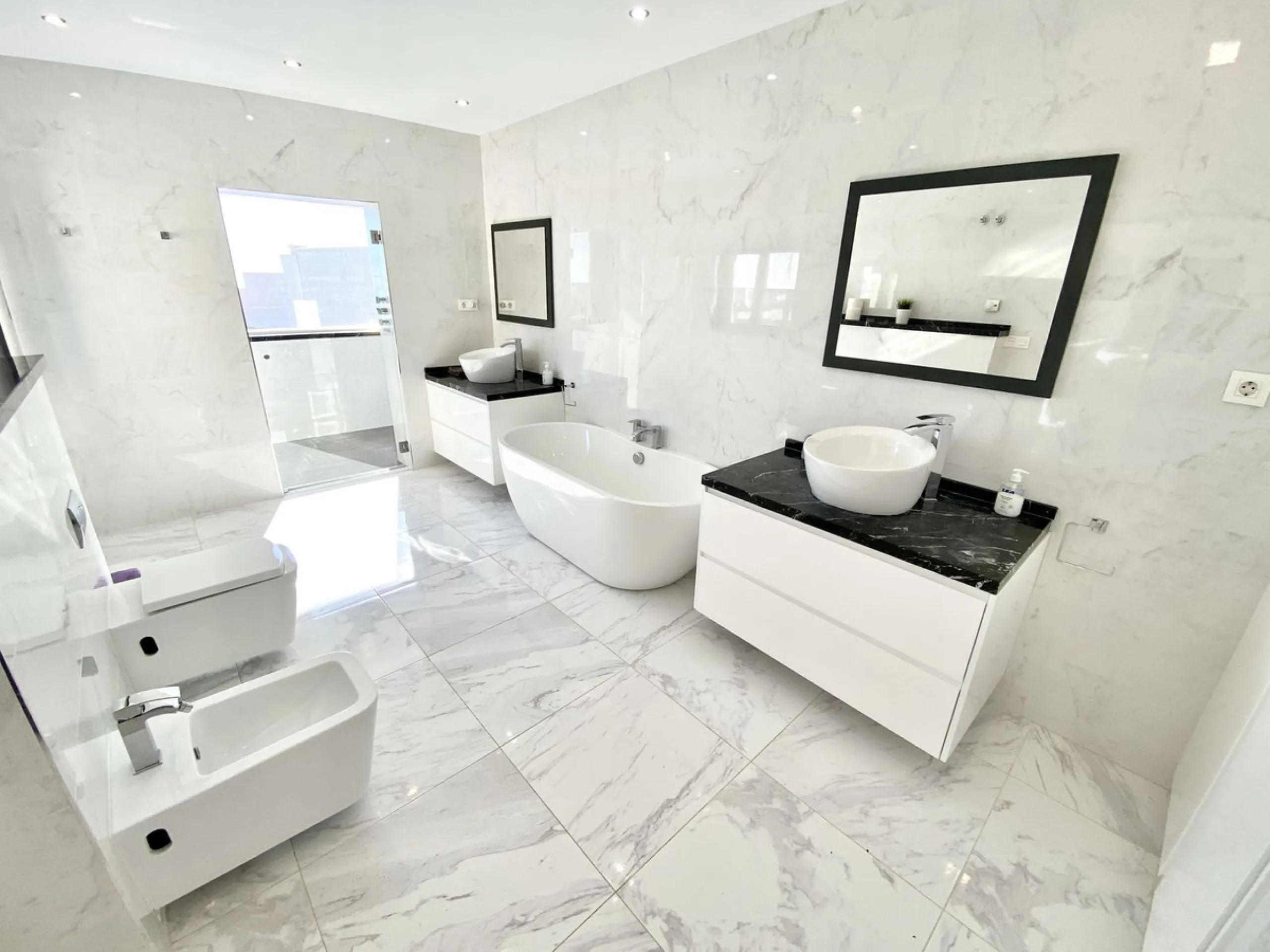MASSIVELY REDUCED by €400k now only € 1,395,000 for quick sale - Stunning refurbished 5 bed, 5 bath luxury villa, plus extra 1 bed apartment area, double garage & spectacular panoramic sea views. Only 7 mins walk to the heart of the beautiful Benalmadena 