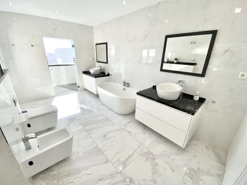MASSIVELY REDUCED by €400k now only € 1,395,000 for quick sale - Stunning refurbished 5 bed, 5 bath luxury villa, plus extra 1 bed apartment area, double garage & spectacular panoramic sea views. Only 7 mins walk to the heart of the beautiful Benalmadena 