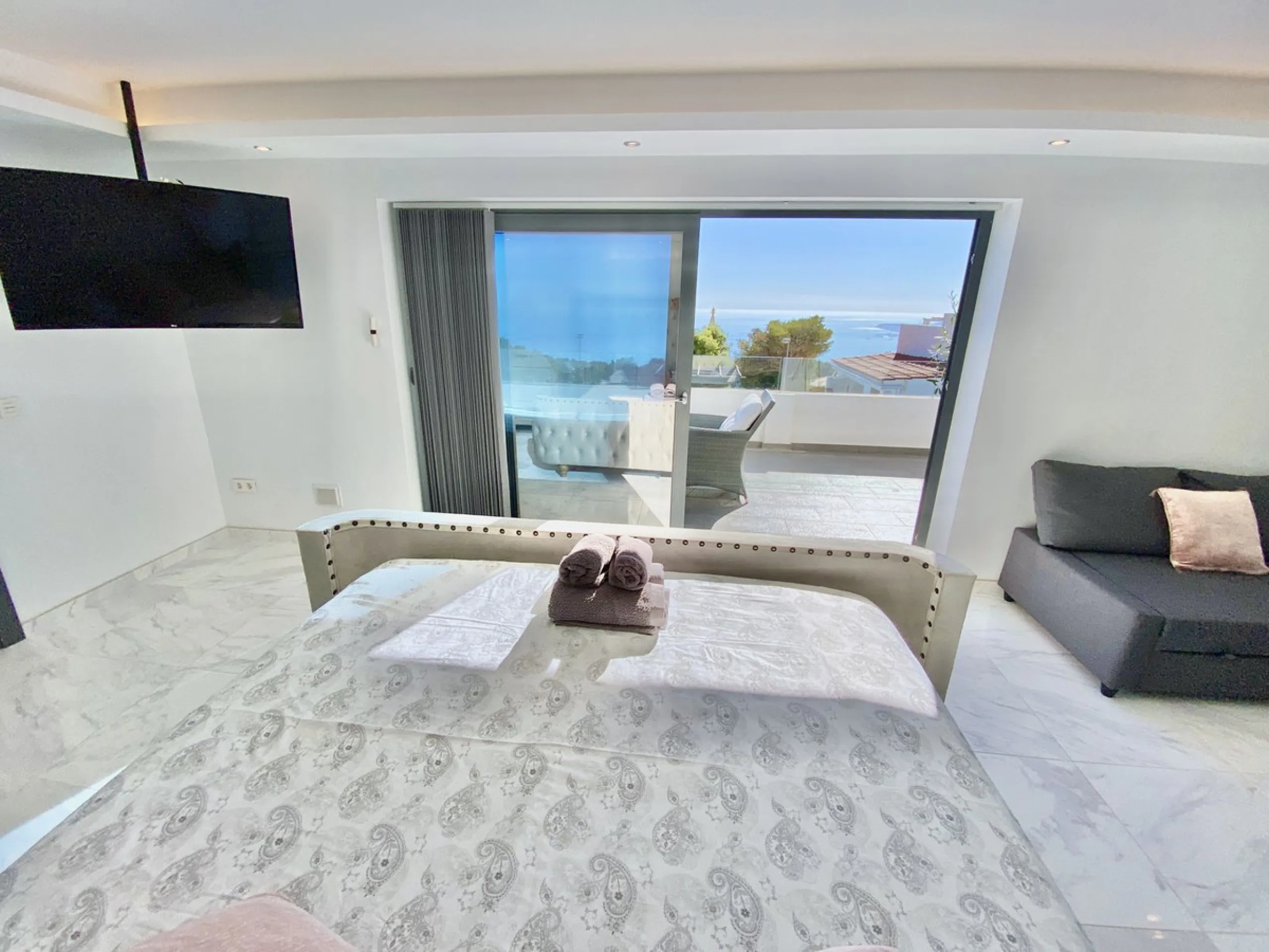 MASSIVELY REDUCED by €400k now only € 1,395,000 for quick sale - Stunning refurbished 5 bed, 5 bath luxury villa, plus extra 1 bed apartment area, double garage & spectacular panoramic sea views. Only 7 mins walk to the heart of the beautiful Benalmadena 