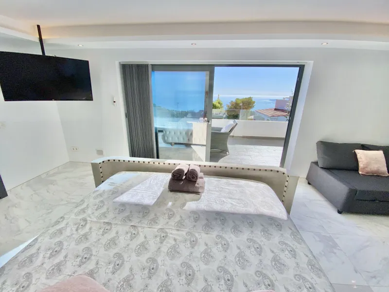 MASSIVELY REDUCED by €400k now only € 1,395,000 for quick sale - Stunning refurbished 5 bed, 5 bath luxury villa, plus extra 1 bed apartment area, double garage & spectacular panoramic sea views. Only 7 mins walk to the heart of the beautiful Benalmadena 