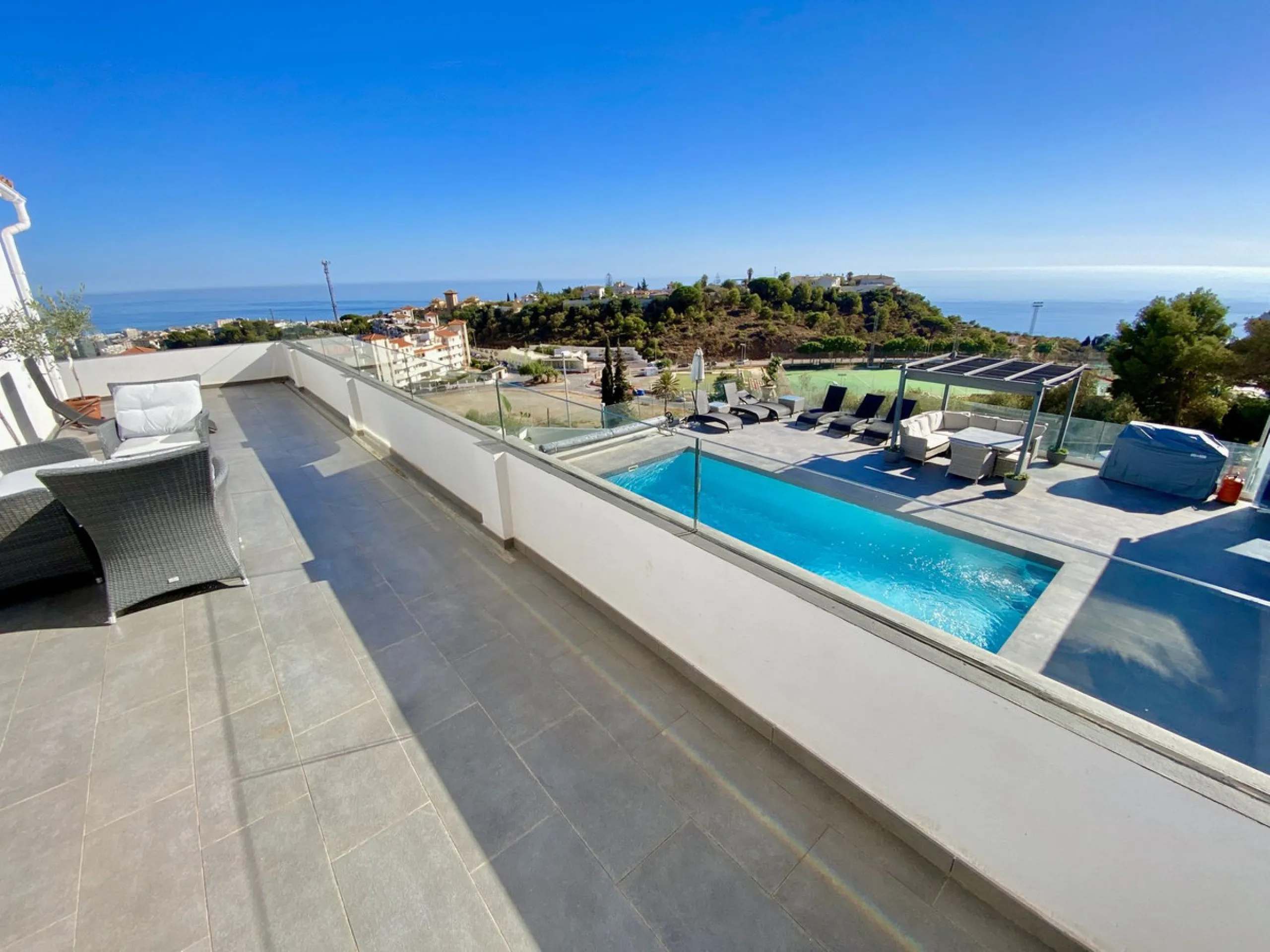 MASSIVELY REDUCED by €400k now only € 1,395,000 for quick sale - Stunning refurbished 5 bed, 5 bath luxury villa, plus extra 1 bed apartment area, double garage & spectacular panoramic sea views. Only 7 mins walk to the heart of the beautiful Benalmadena 