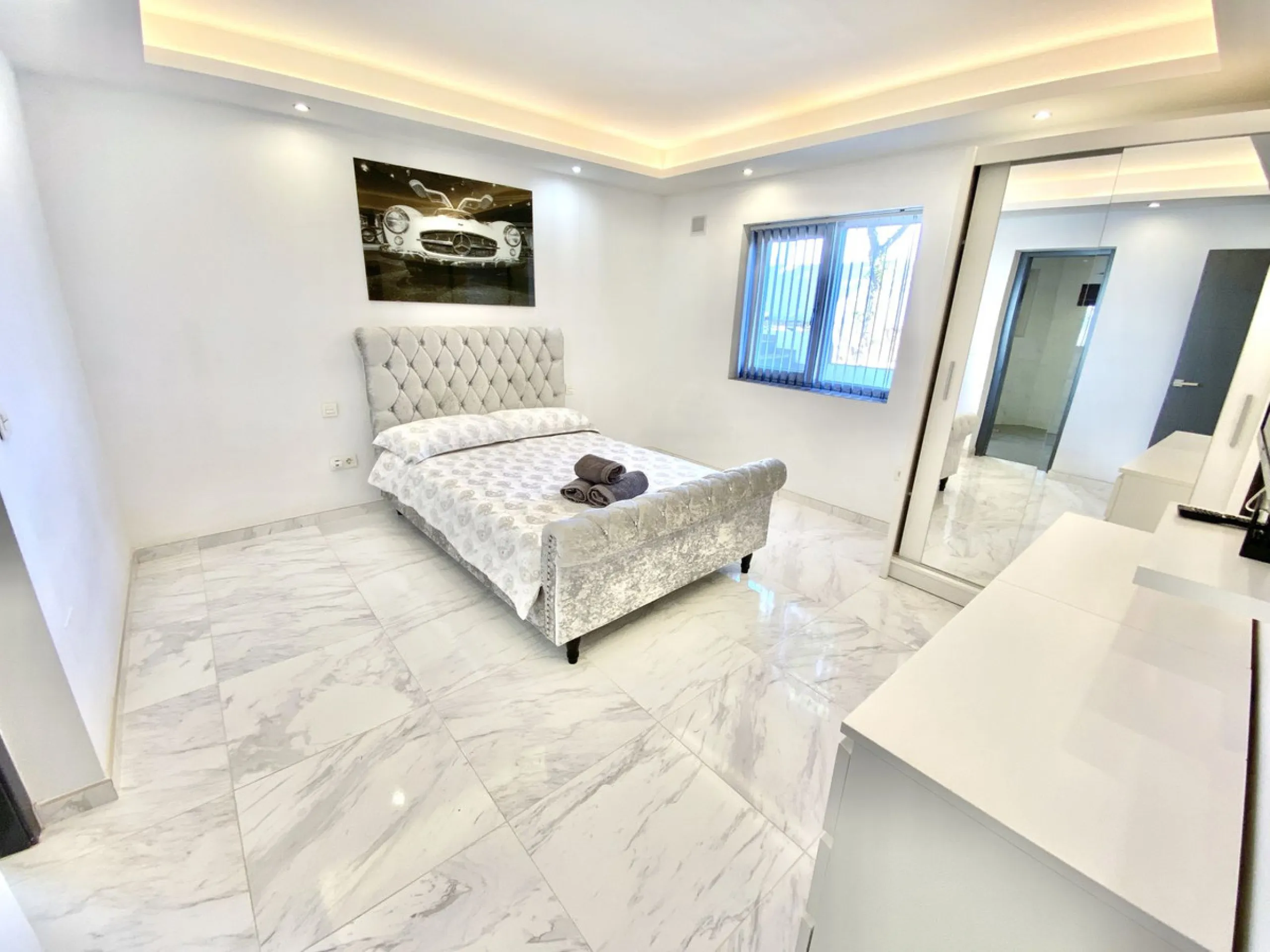 MASSIVELY REDUCED by €400k now only € 1,395,000 for quick sale - Stunning refurbished 5 bed, 5 bath luxury villa, plus extra 1 bed apartment area, double garage & spectacular panoramic sea views. Only 7 mins walk to the heart of the beautiful Benalmadena 