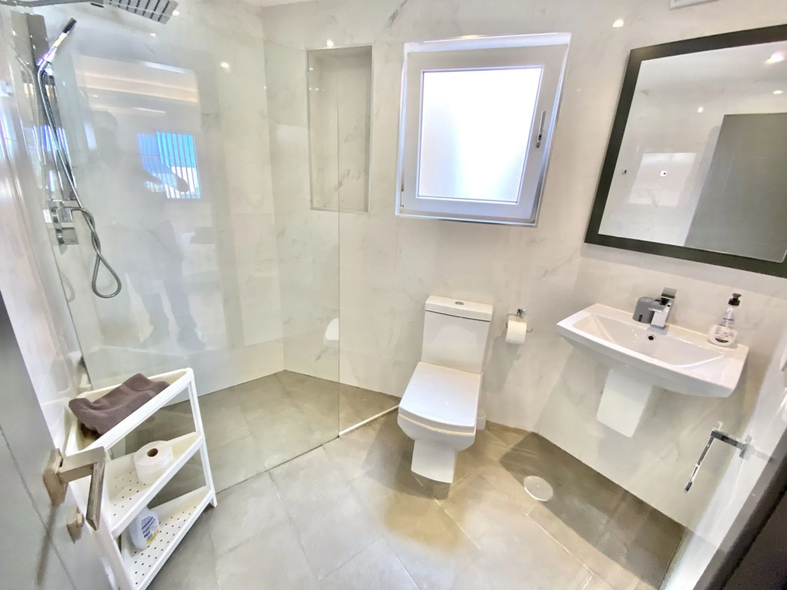 MASSIVELY REDUCED by €400k now only € 1,395,000 for quick sale - Stunning refurbished 5 bed, 5 bath luxury villa, plus extra 1 bed apartment area, double garage & spectacular panoramic sea views. Only 7 mins walk to the heart of the beautiful Benalmadena 