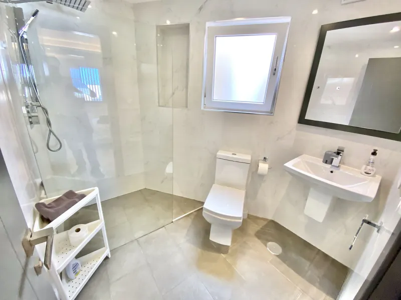 MASSIVELY REDUCED by €400k now only € 1,395,000 for quick sale - Stunning refurbished 5 bed, 5 bath luxury villa, plus extra 1 bed apartment area, double garage & spectacular panoramic sea views. Only 7 mins walk to the heart of the beautiful Benalmadena 