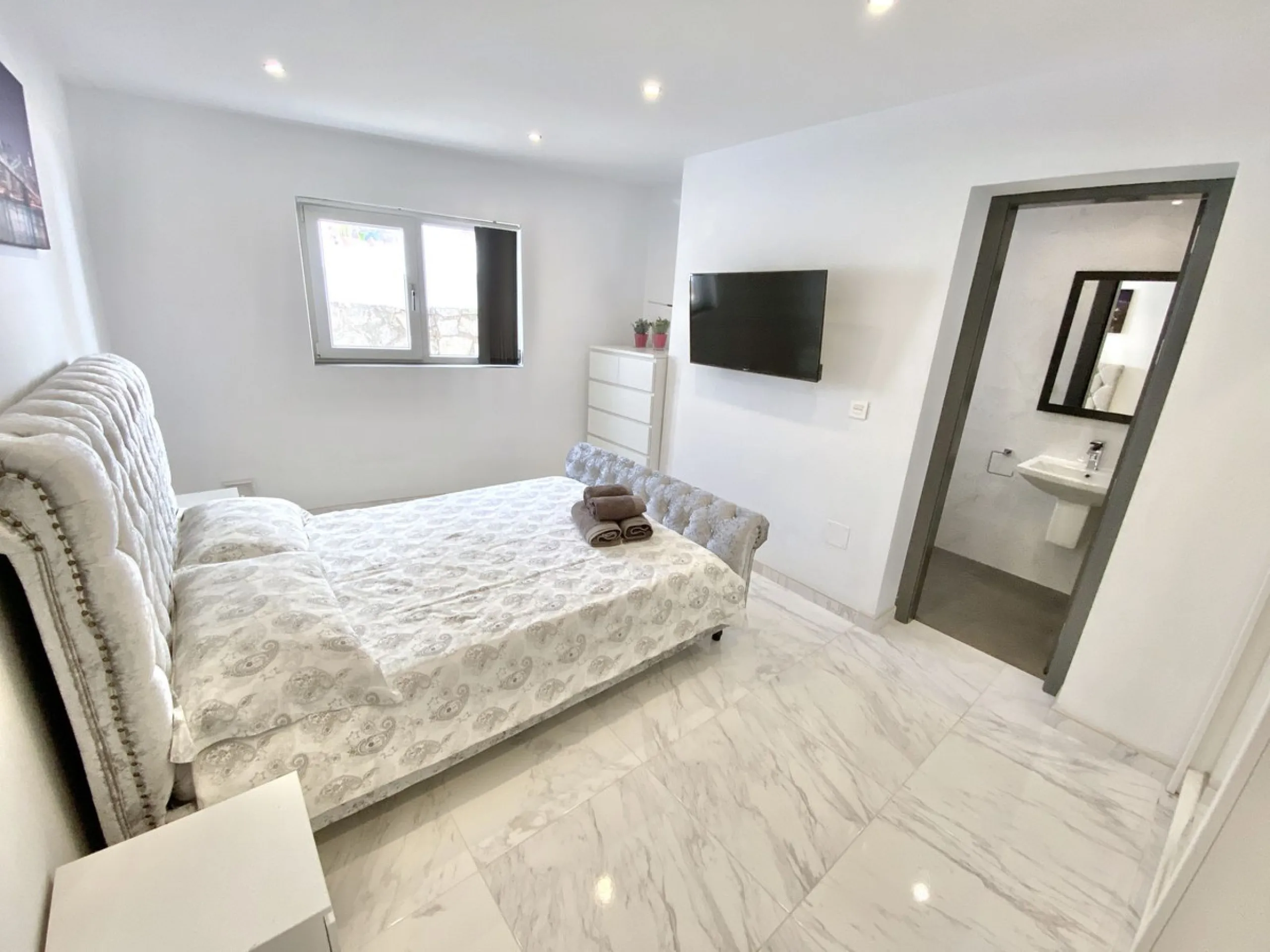 MASSIVELY REDUCED by €400k now only € 1,395,000 for quick sale - Stunning refurbished 5 bed, 5 bath luxury villa, plus extra 1 bed apartment area, double garage & spectacular panoramic sea views. Only 7 mins walk to the heart of the beautiful Benalmadena 