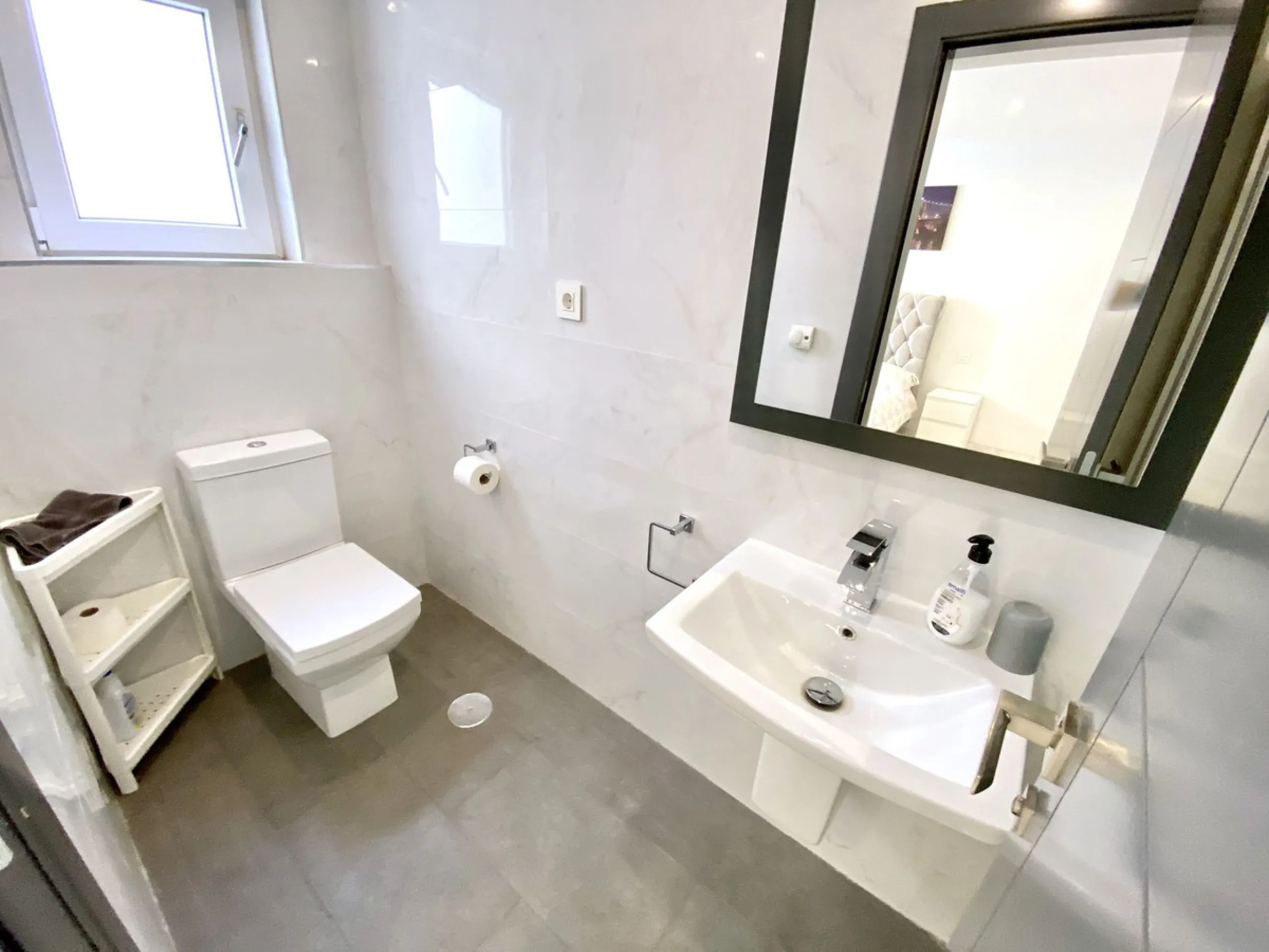 MASSIVELY REDUCED by €400k now only € 1,395,000 for quick sale - Stunning refurbished 5 bed, 5 bath luxury villa, plus extra 1 bed apartment area, double garage & spectacular panoramic sea views. Only 7 mins walk to the heart of the beautiful Benalmadena 