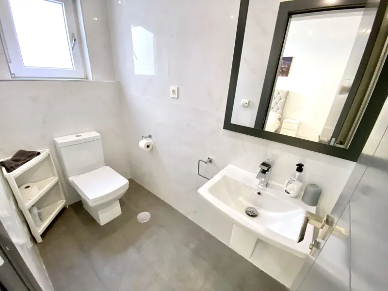MASSIVELY REDUCED by €400k now only € 1,395,000 for quick sale - Stunning refurbished 5 bed, 5 bath luxury villa, plus extra 1 bed apartment area, double garage & spectacular panoramic sea views. Only 7 mins walk to the heart of the beautiful Benalmadena 