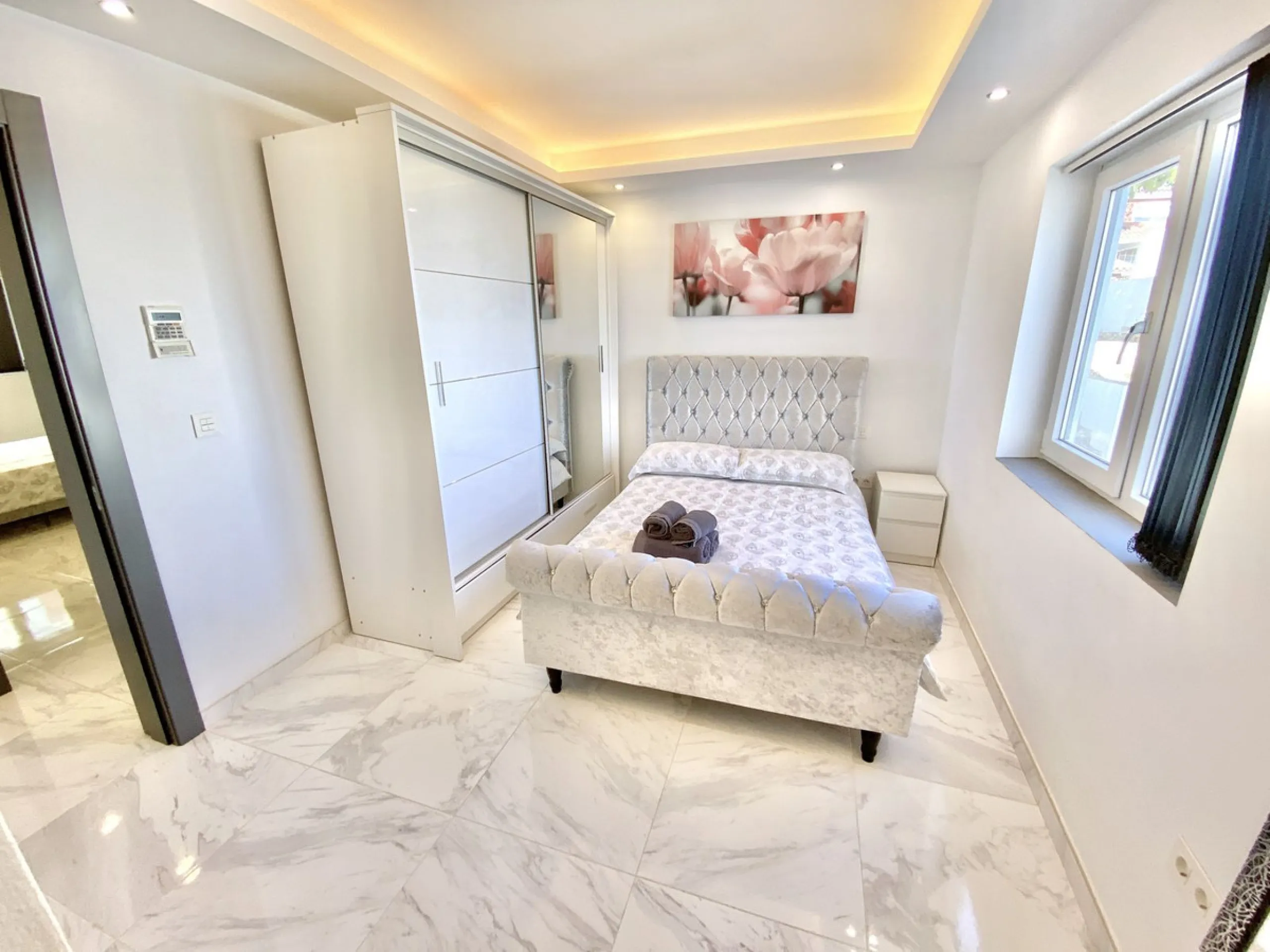 MASSIVELY REDUCED by €400k now only € 1,395,000 for quick sale - Stunning refurbished 5 bed, 5 bath luxury villa, plus extra 1 bed apartment area, double garage & spectacular panoramic sea views. Only 7 mins walk to the heart of the beautiful Benalmadena 