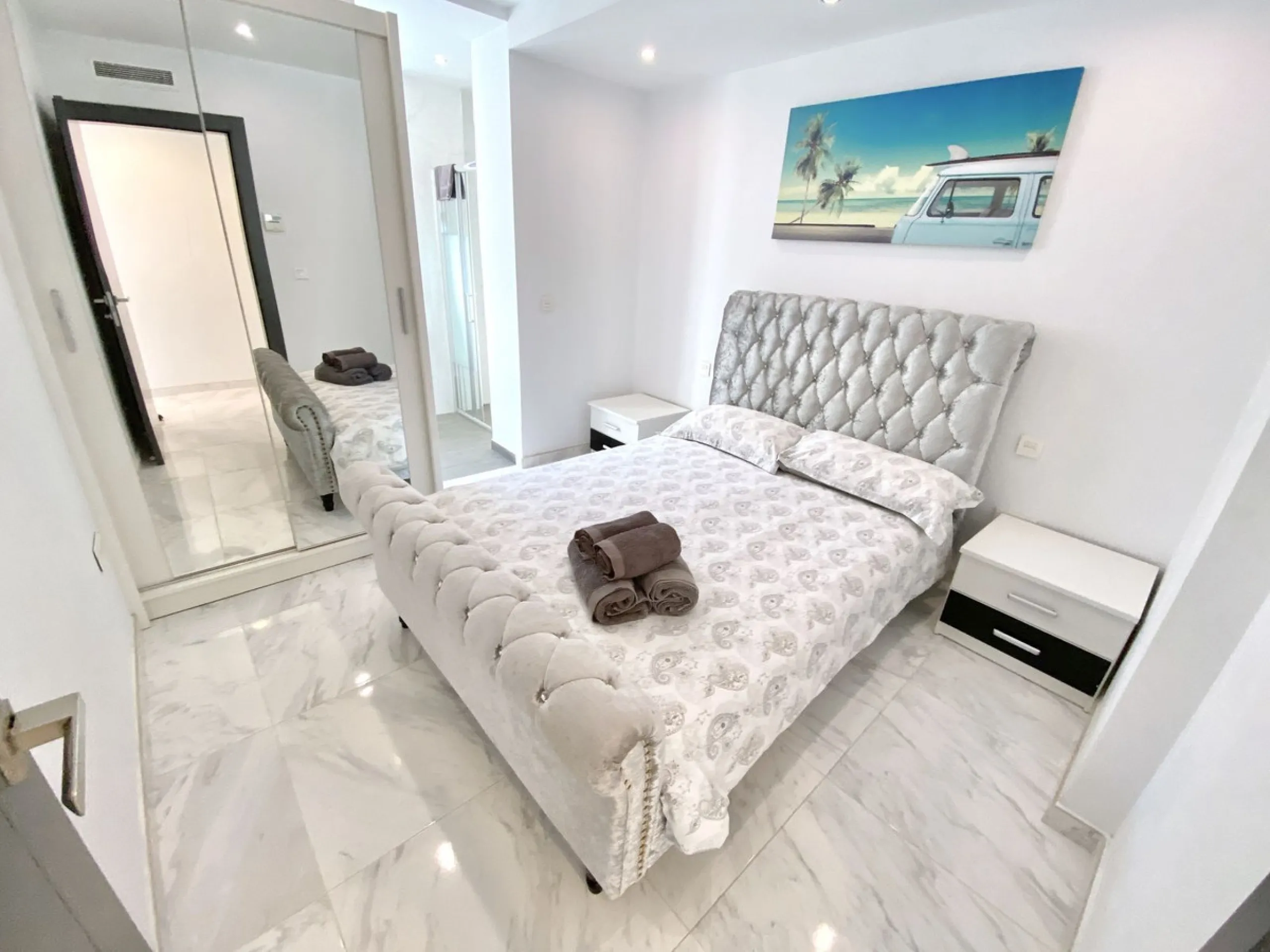 MASSIVELY REDUCED by €400k now only € 1,395,000 for quick sale - Stunning refurbished 5 bed, 5 bath luxury villa, plus extra 1 bed apartment area, double garage & spectacular panoramic sea views. Only 7 mins walk to the heart of the beautiful Benalmadena 