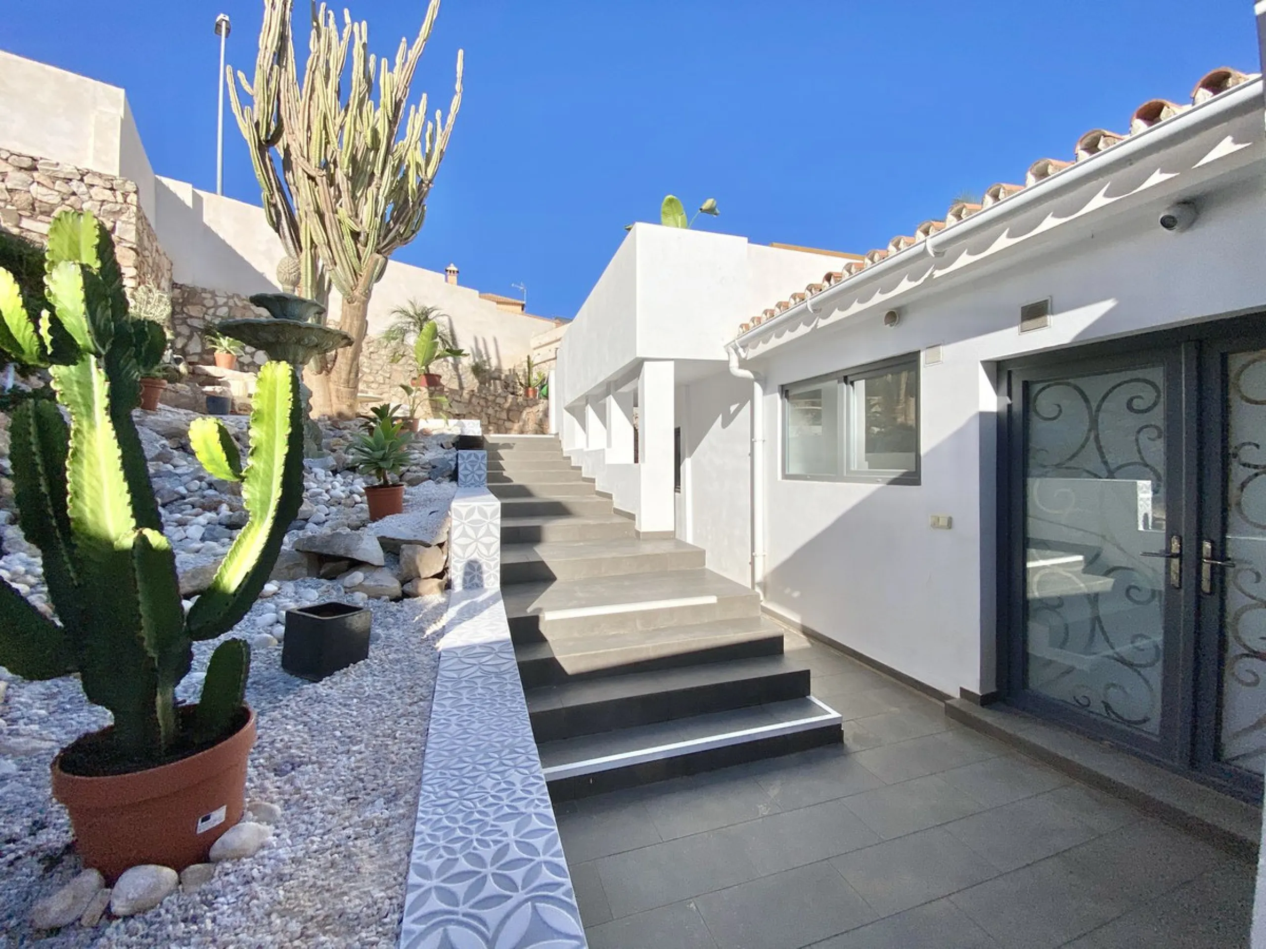 MASSIVELY REDUCED by €400k now only € 1,395,000 for quick sale - Stunning refurbished 5 bed, 5 bath luxury villa, plus extra 1 bed apartment area, double garage & spectacular panoramic sea views. Only 7 mins walk to the heart of the beautiful Benalmadena 