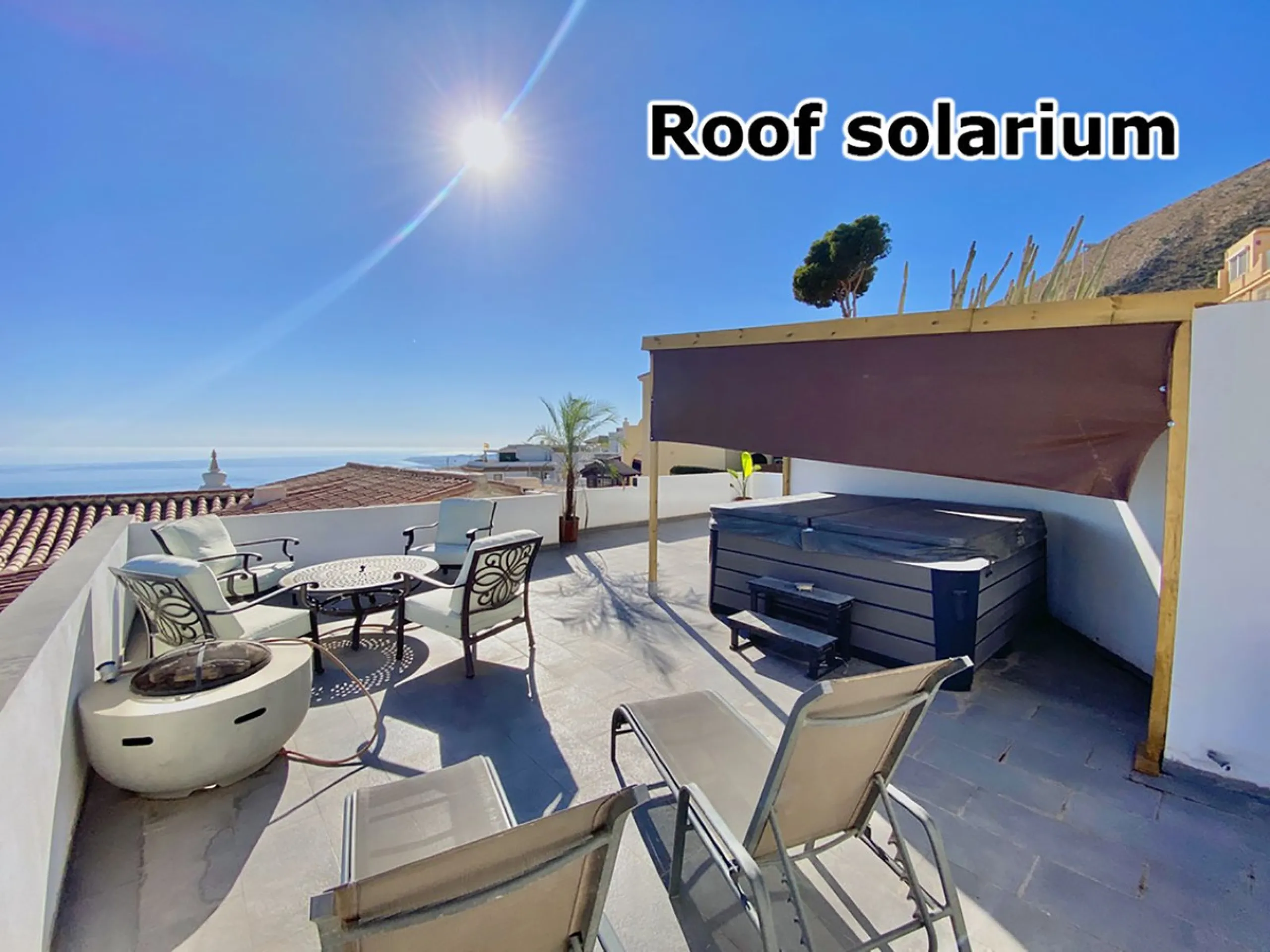 MASSIVELY REDUCED by €400k now only € 1,395,000 for quick sale - Stunning refurbished 5 bed, 5 bath luxury villa, plus extra 1 bed apartment area, double garage & spectacular panoramic sea views. Only 7 mins walk to the heart of the beautiful Benalmadena 