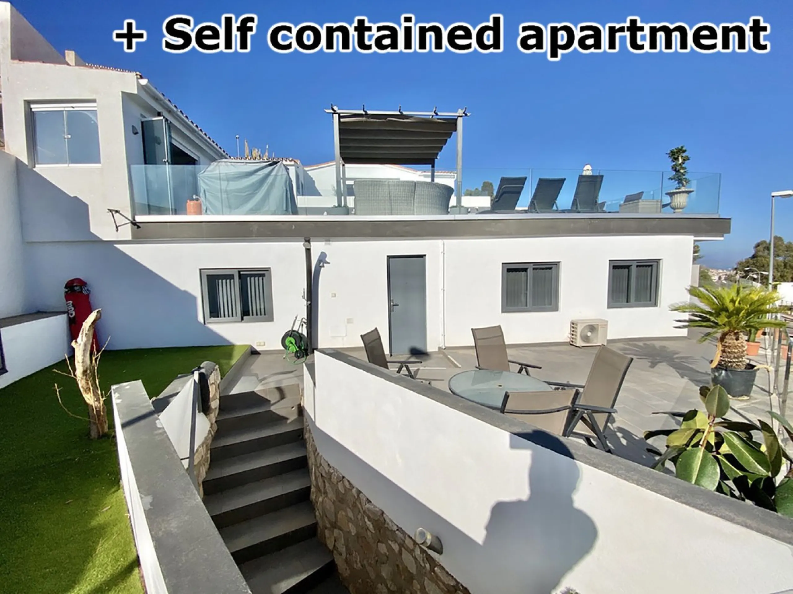 MASSIVELY REDUCED by €400k now only € 1,395,000 for quick sale - Stunning refurbished 5 bed, 5 bath luxury villa, plus extra 1 bed apartment area, double garage & spectacular panoramic sea views. Only 7 mins walk to the heart of the beautiful Benalmadena 