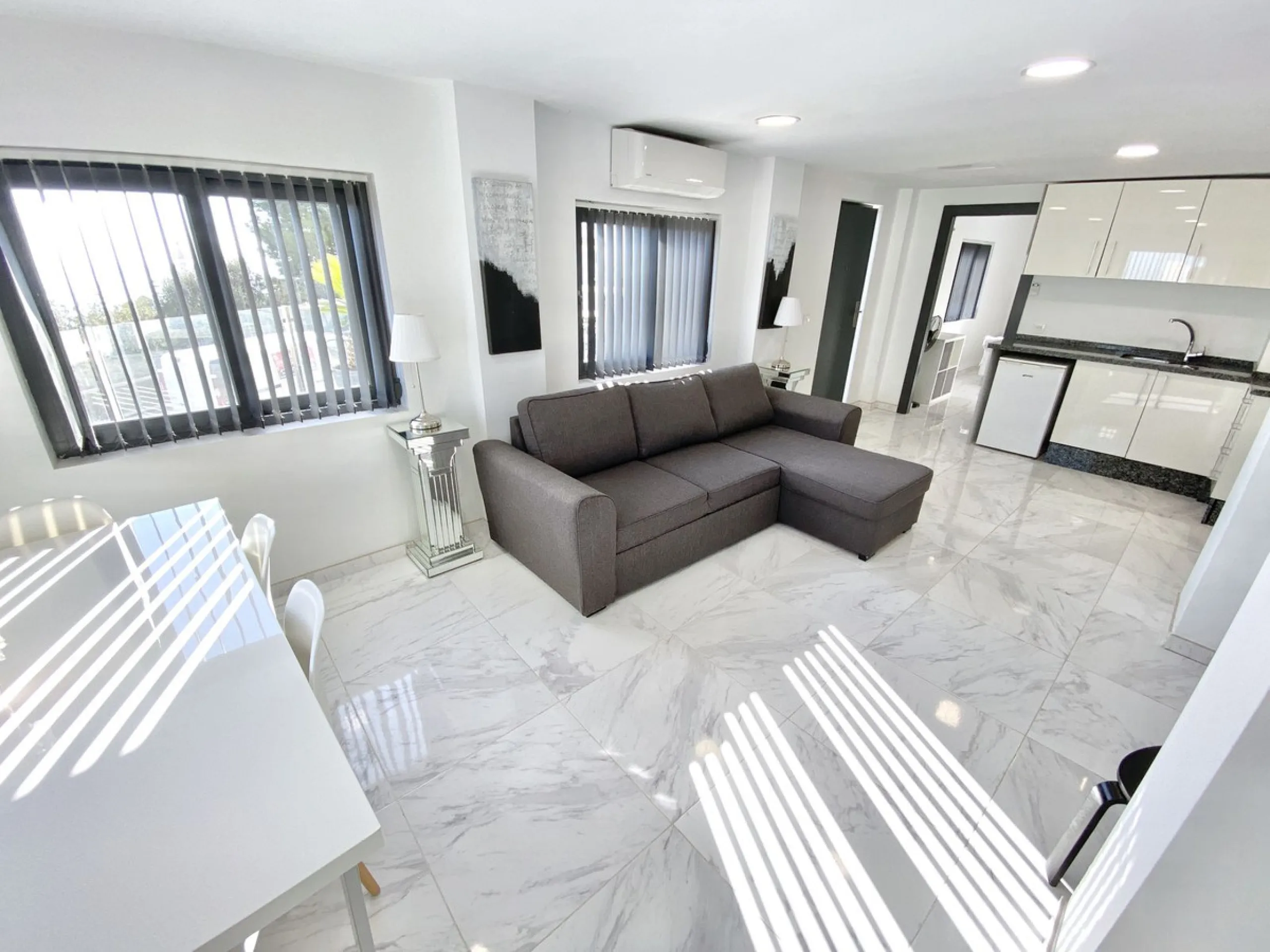 MASSIVELY REDUCED by €400k now only € 1,395,000 for quick sale - Stunning refurbished 5 bed, 5 bath luxury villa, plus extra 1 bed apartment area, double garage & spectacular panoramic sea views. Only 7 mins walk to the heart of the beautiful Benalmadena 