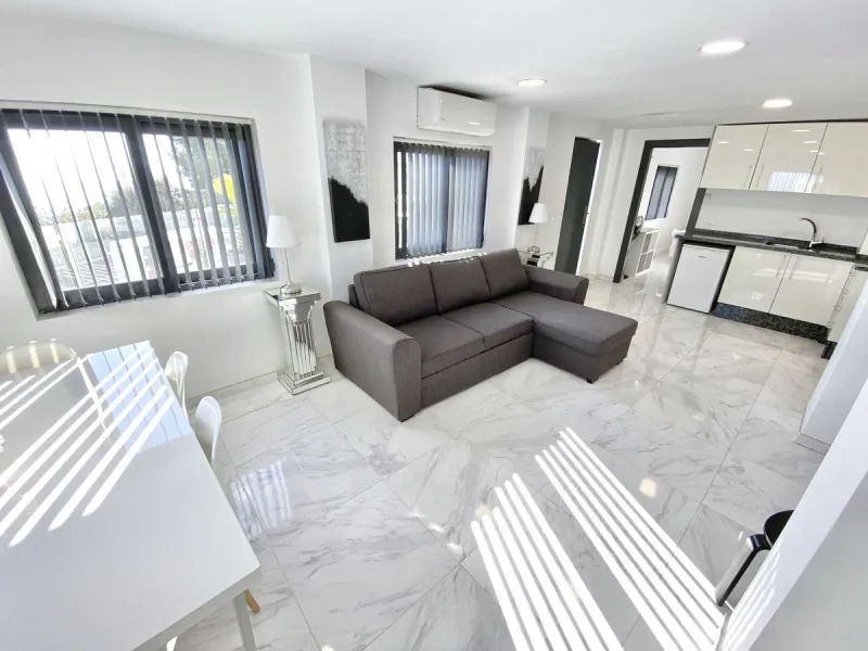 MASSIVELY REDUCED by €400k now only € 1,395,000 for quick sale - Stunning refurbished 5 bed, 5 bath luxury villa, plus extra 1 bed apartment area, double garage & spectacular panoramic sea views. Only 7 mins walk to the heart of the beautiful Benalmadena 
