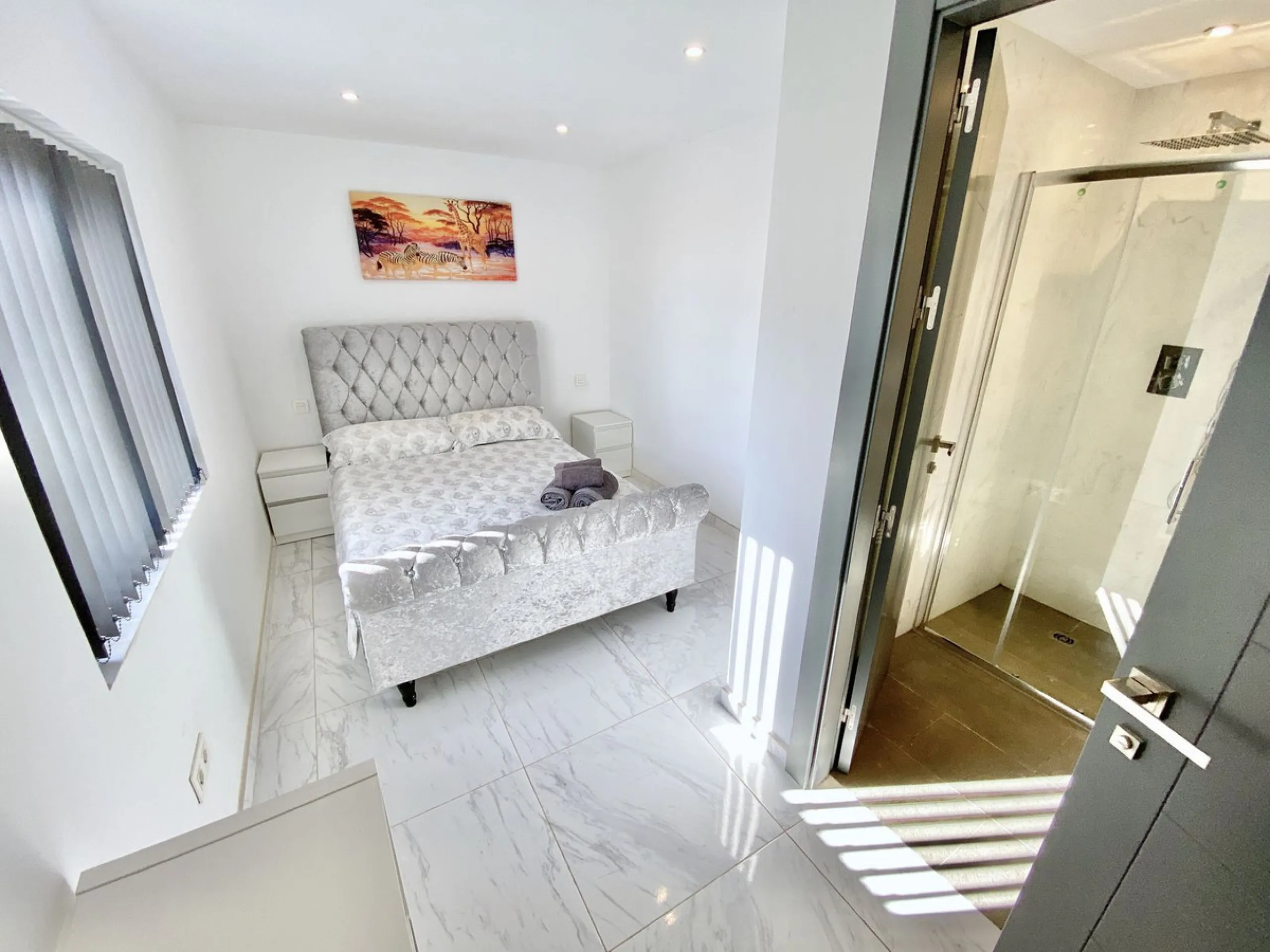 MASSIVELY REDUCED by €400k now only € 1,395,000 for quick sale - Stunning refurbished 5 bed, 5 bath luxury villa, plus extra 1 bed apartment area, double garage & spectacular panoramic sea views. Only 7 mins walk to the heart of the beautiful Benalmadena 