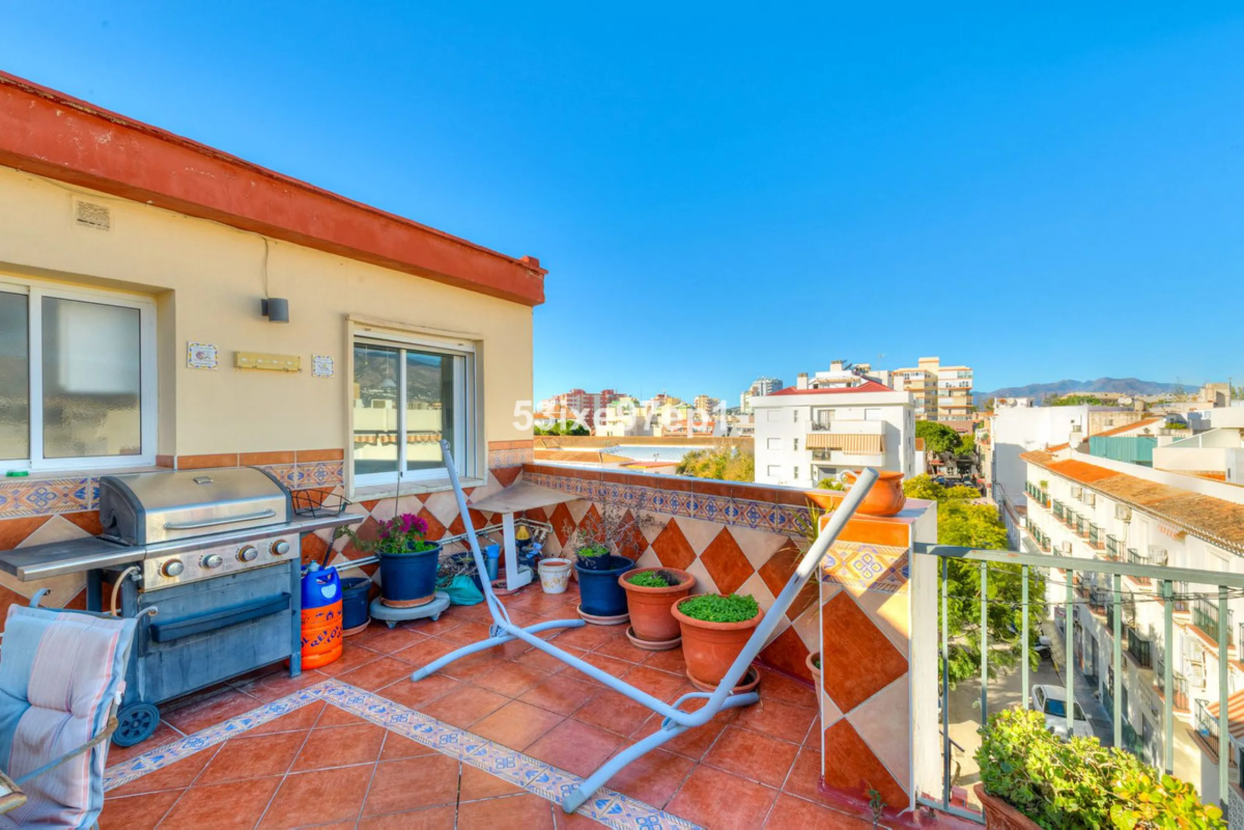 Apartment - Top Floor Apartment в продаже в Fuengirola, Málaga. В доме 2 спален и 1 ванных комнат. Площадь дома 56 м²
