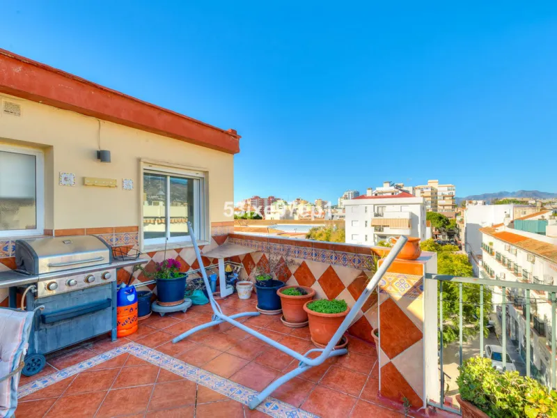 Apartment - Top Floor Apartment в продаже в Fuengirola, Málaga. В доме 2 спален и 1 ванных комнат. Площадь дома 56 м²