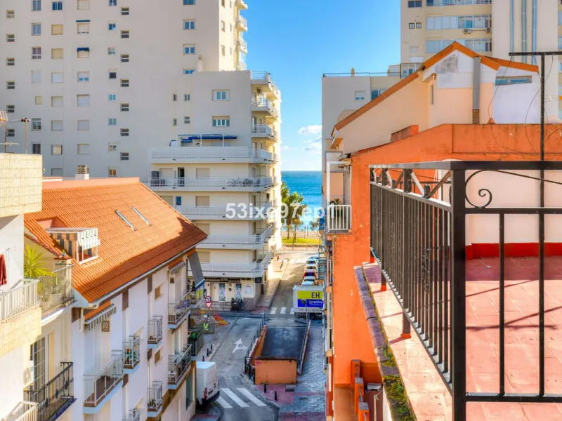 Apartment - Top Floor Apartment в продаже в Fuengirola, Málaga. В доме 2 спален и 1 ванных комнат. Площадь дома 56 м²