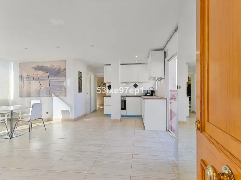 Apartment - Top Floor Apartment в продаже в Fuengirola, Málaga. В доме 2 спален и 1 ванных комнат. Площадь дома 56 м²