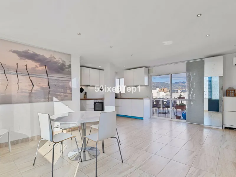 Apartment - Top Floor Apartment в продаже в Fuengirola, Málaga. В доме 2 спален и 1 ванных комнат. Площадь дома 56 м²