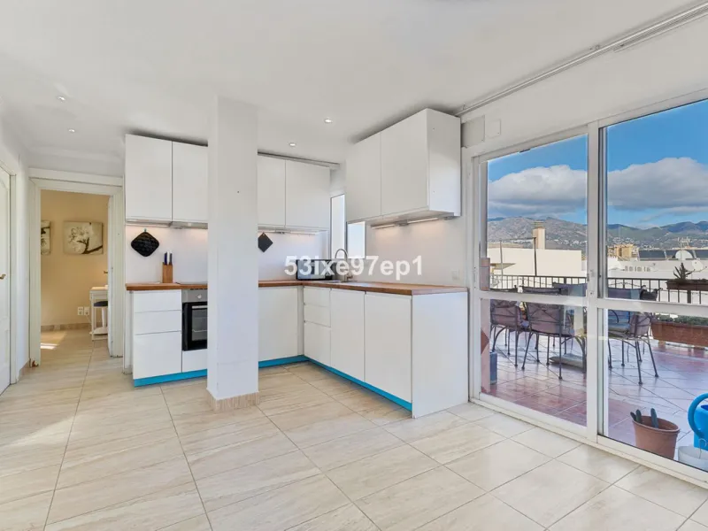 Apartment - Top Floor Apartment в продаже в Fuengirola, Málaga. В доме 2 спален и 1 ванных комнат. Площадь дома 56 м²