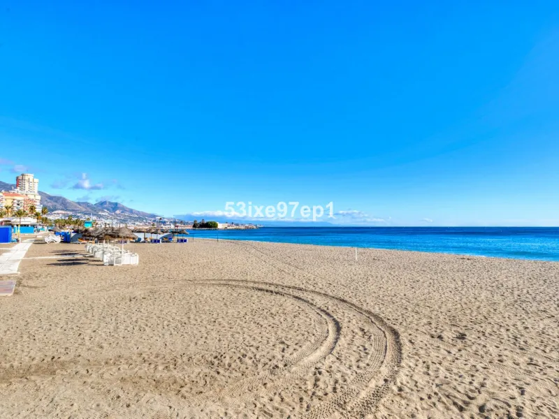 Apartment - Top Floor Apartment в продаже в Fuengirola, Málaga. В доме 2 спален и 1 ванных комнат. Площадь дома 56 м²