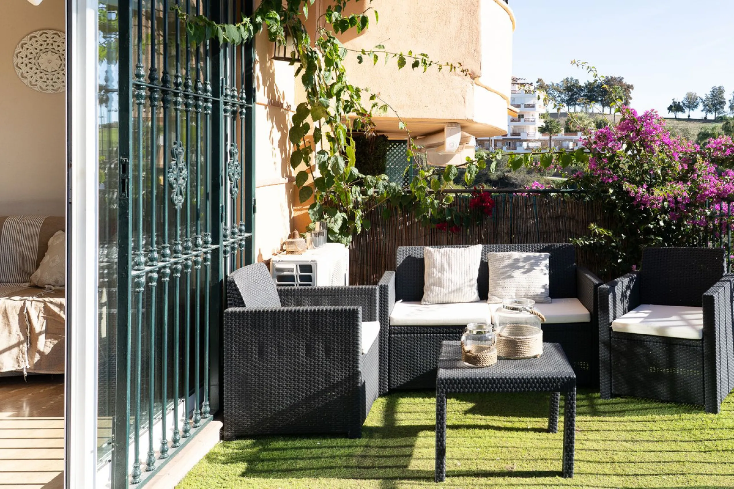 Perfect investment: TOURIST LICENCE and superbly located 2-bedroom apartment with panoramic sea and golf views