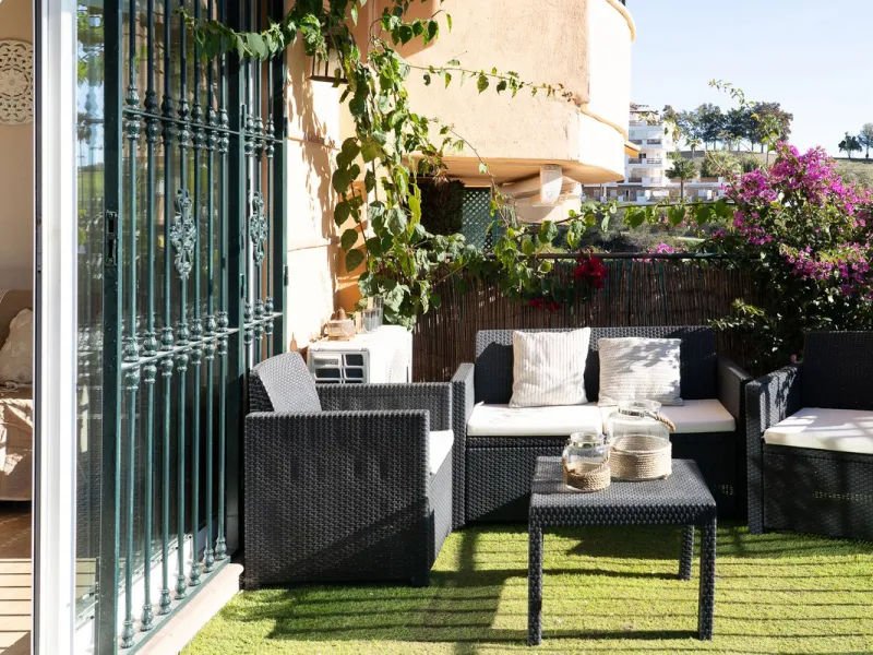 Perfect investment: TOURIST LICENCE and superbly located 2-bedroom apartment with panoramic sea and golf views
