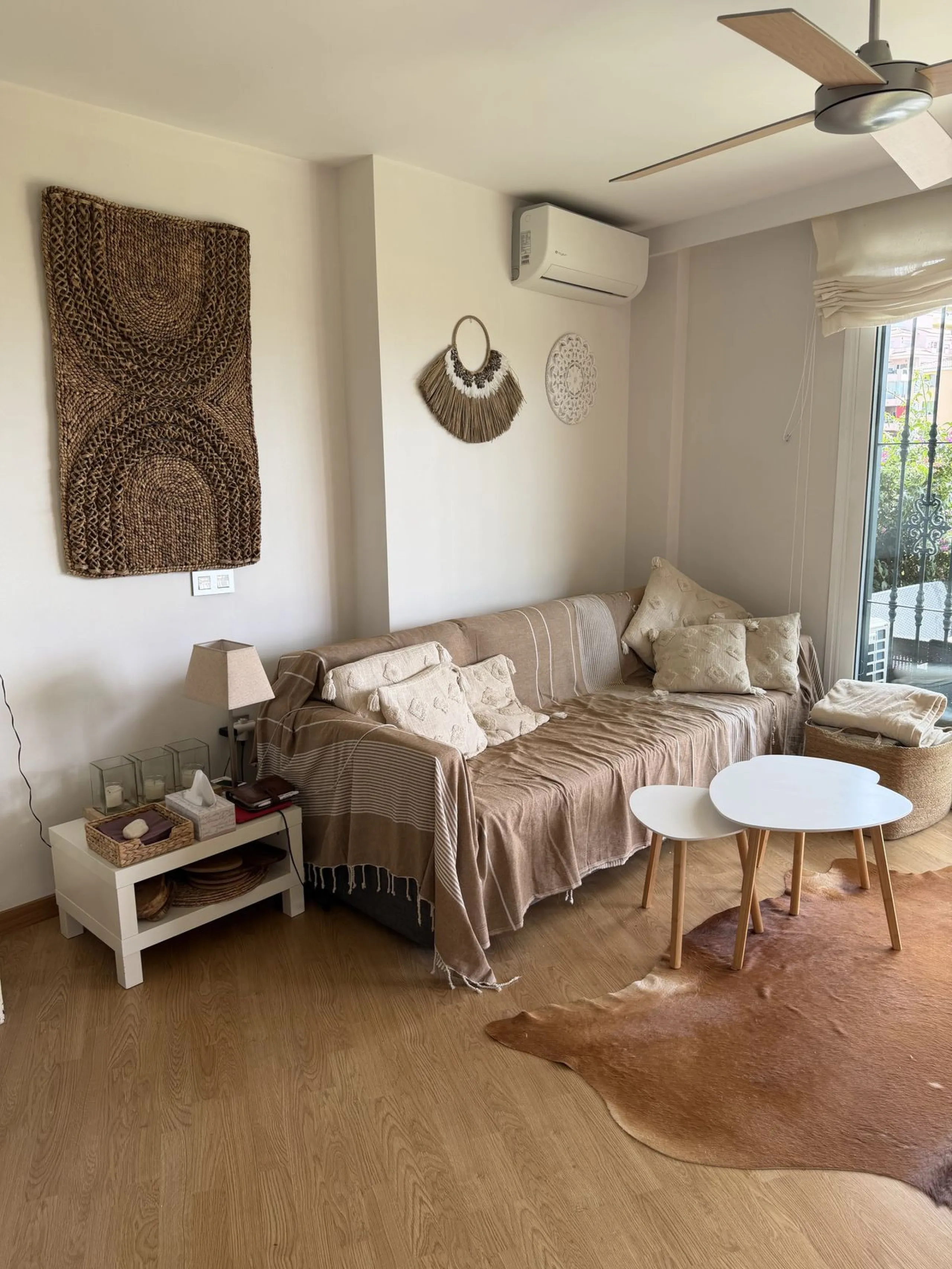 Perfect investment: TOURIST LICENCE and superbly located 2-bedroom apartment with panoramic sea and golf views