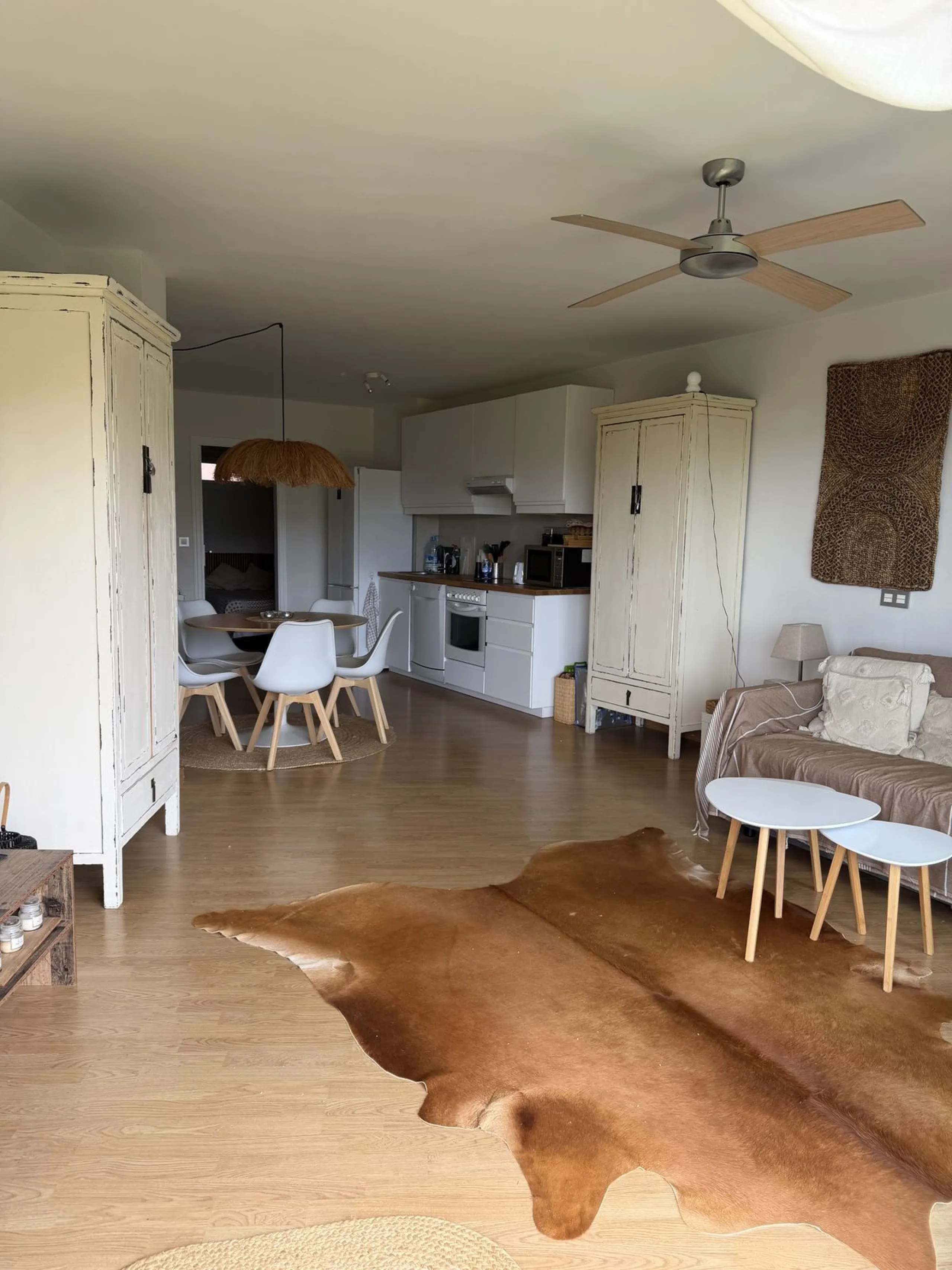 Perfect investment: TOURIST LICENCE and superbly located 2-bedroom apartment with panoramic sea and golf views