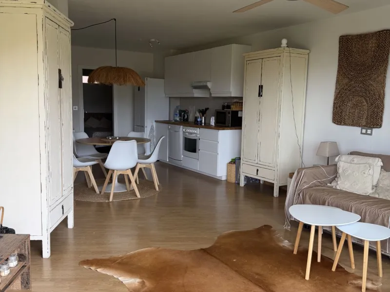 Perfect investment: TOURIST LICENCE and superbly located 2-bedroom apartment with panoramic sea and golf views