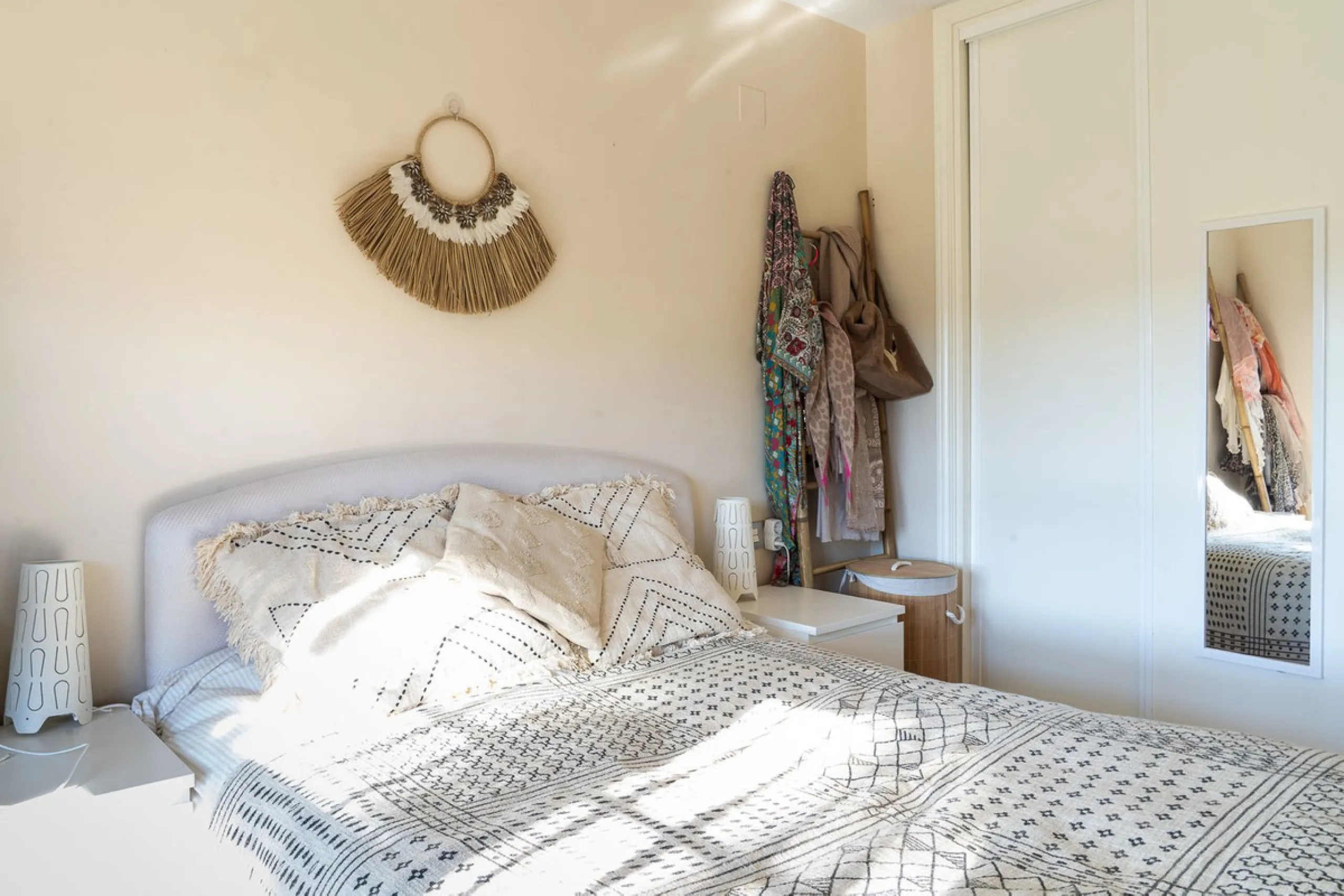 Perfect investment: TOURIST LICENCE and superbly located 2-bedroom apartment with panoramic sea and golf views