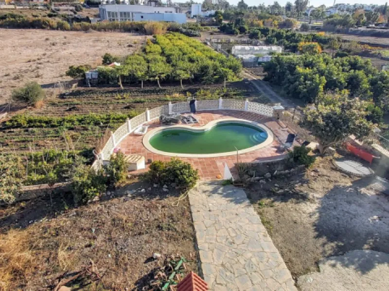 For sale: a building with 3 floors of a total of 662m2 and a land plot of 3.827m2. In the heart of Cancelada, Estepona.