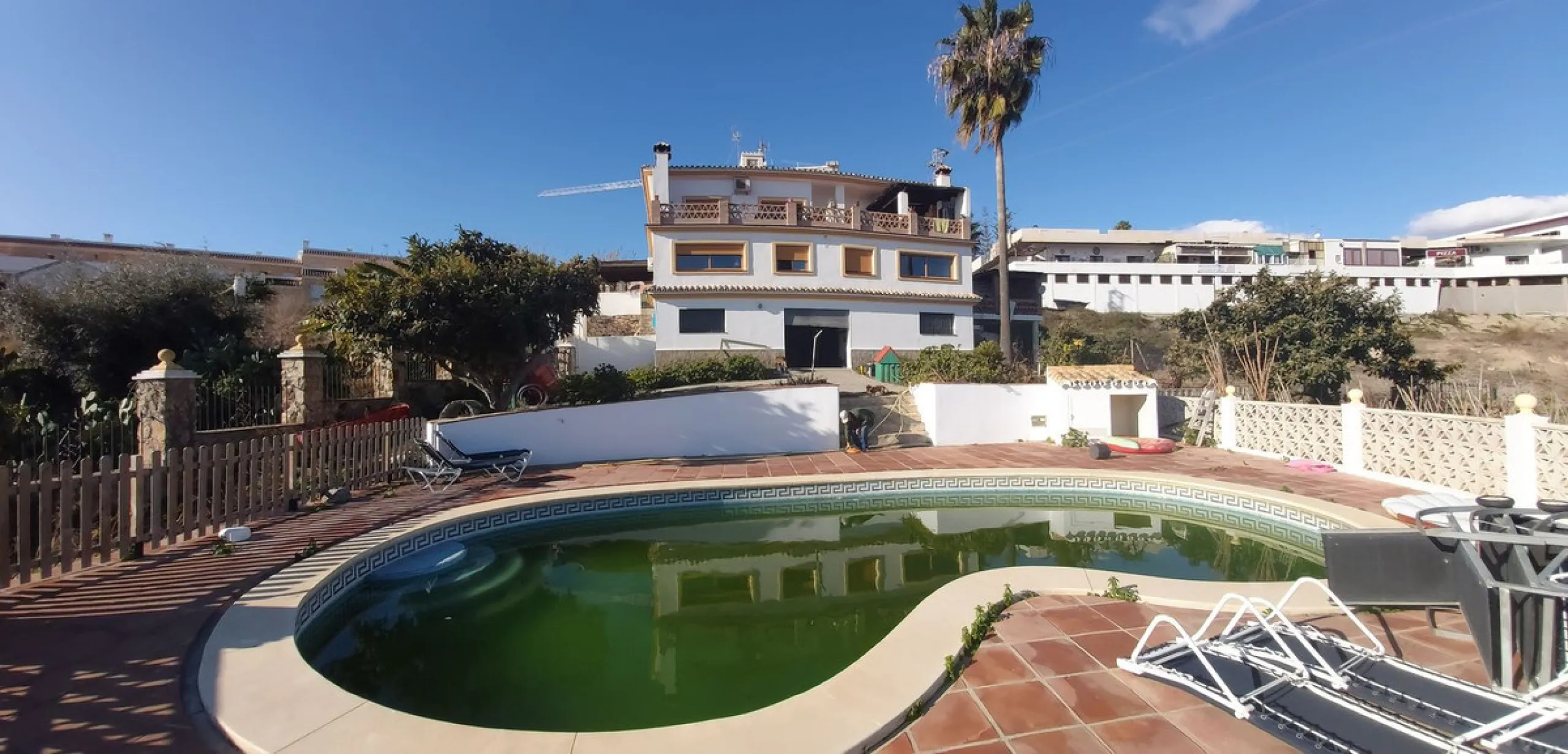 For sale: a building with 3 floors of a total of 662m2 and a land plot of 3.827m2. In the heart of Cancelada, Estepona.