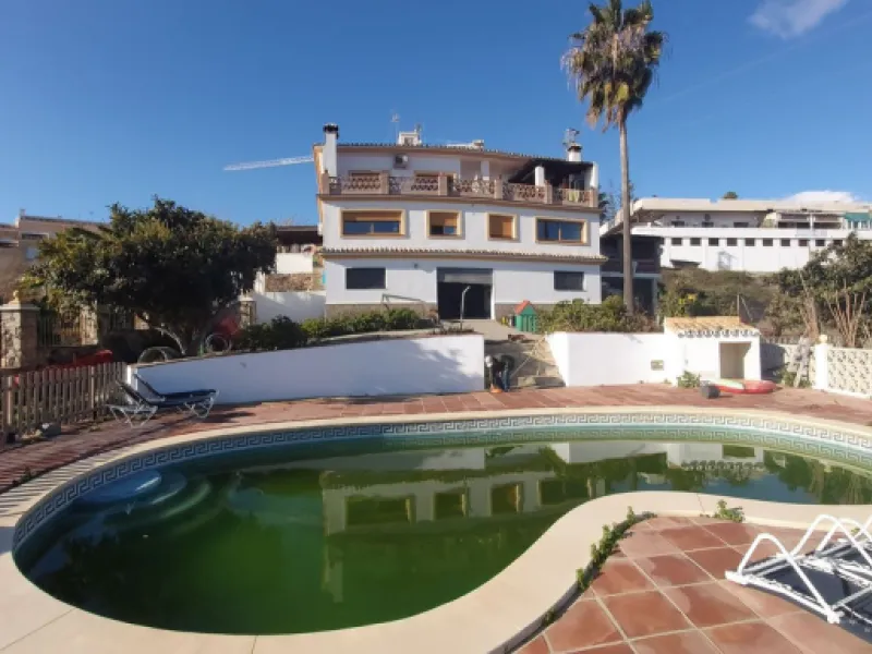For sale: a building with 3 floors of a total of 662m2 and a land plot of 3.827m2. In the heart of Cancelada, Estepona.