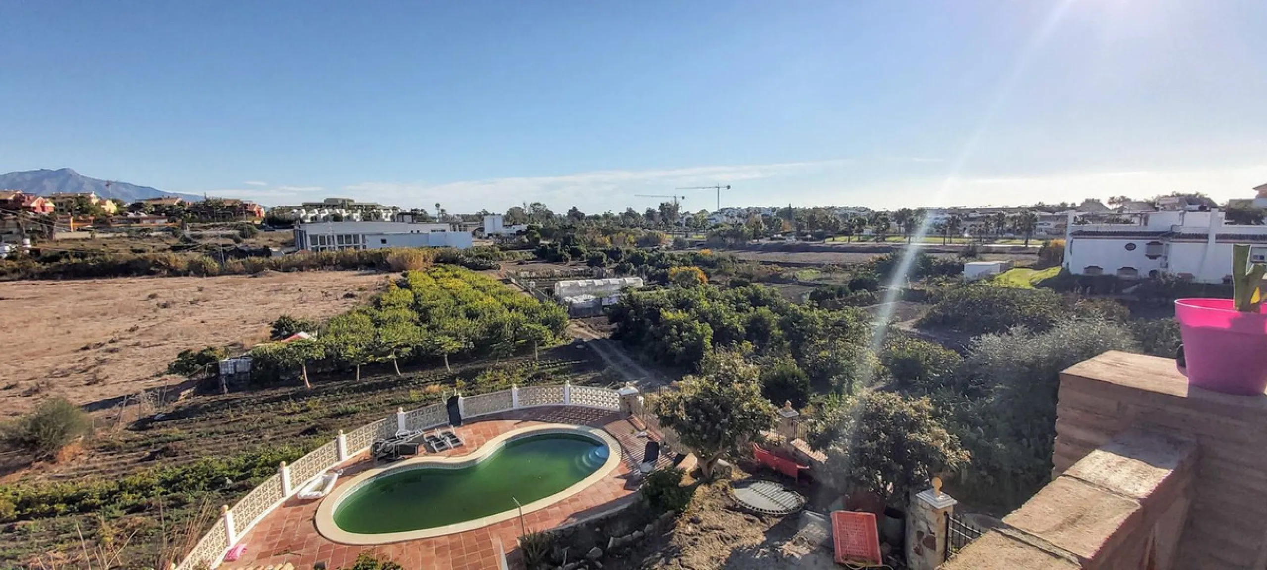 For sale: a building with 3 floors of a total of 662m2 and a land plot of 3.827m2. In the heart of Cancelada, Estepona.