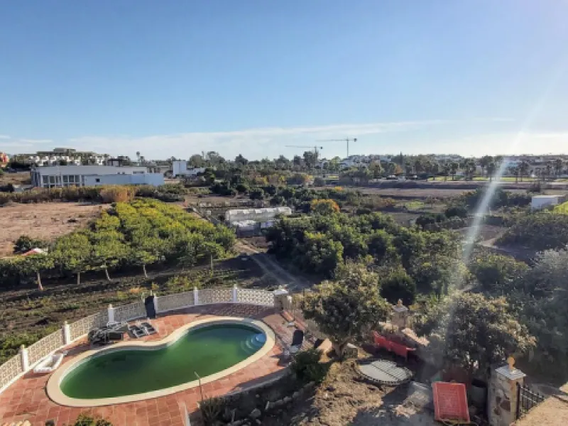 For sale: a building with 3 floors of a total of 662m2 and a land plot of 3.827m2. In the heart of Cancelada, Estepona.