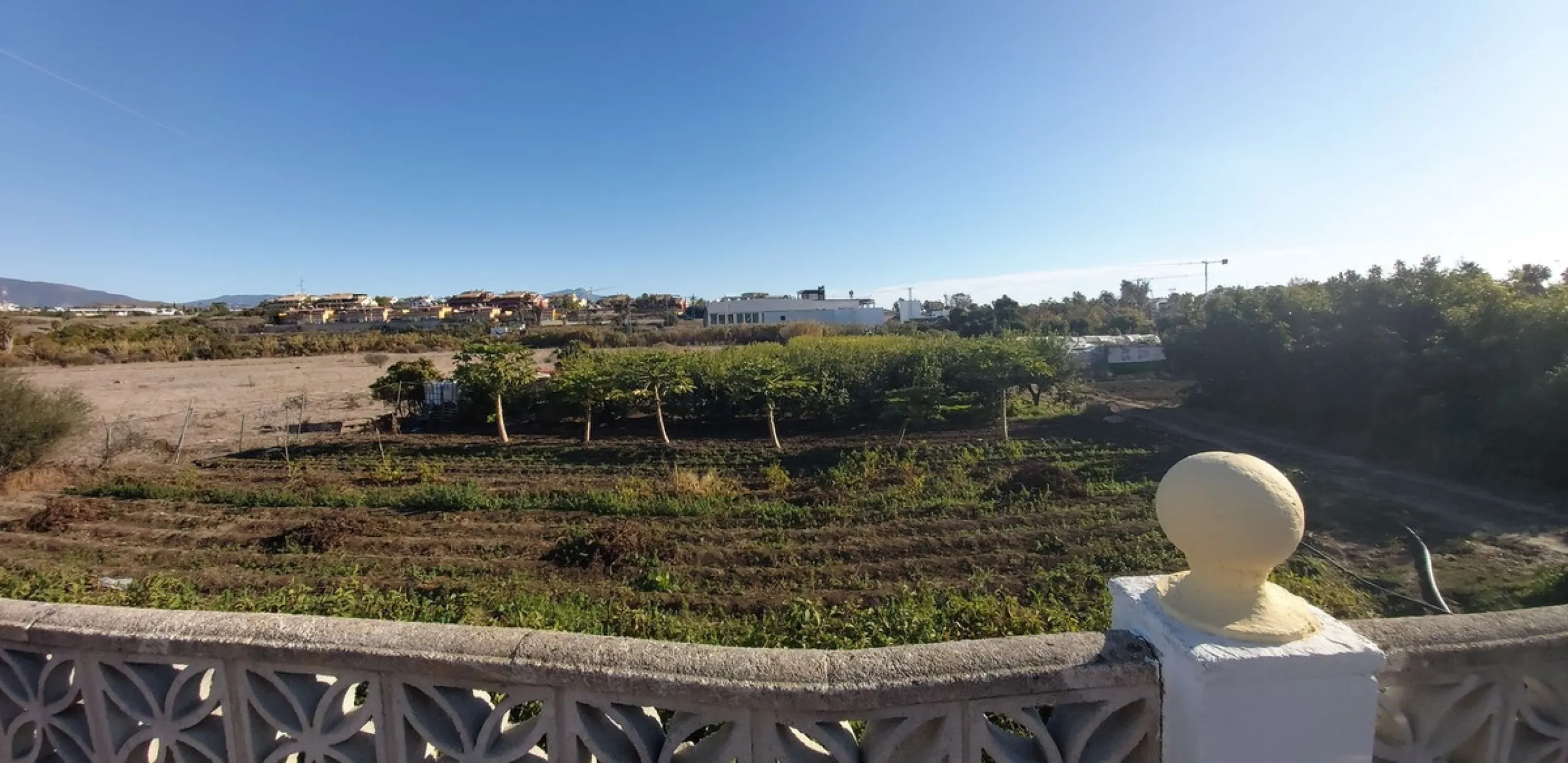 For sale: a building with 3 floors of a total of 662m2 and a land plot of 3.827m2. In the heart of Cancelada, Estepona.
