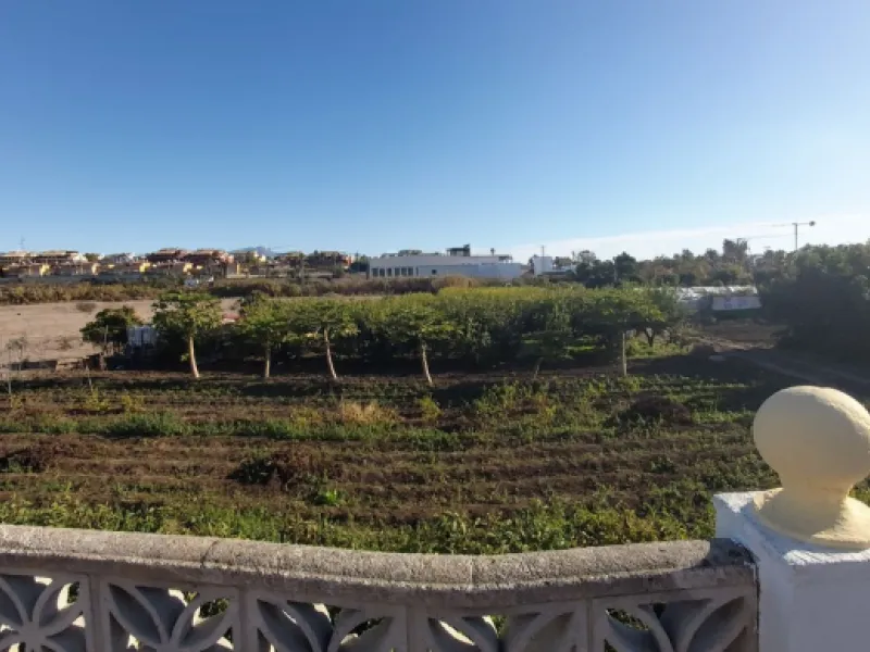 For sale: a building with 3 floors of a total of 662m2 and a land plot of 3.827m2. In the heart of Cancelada, Estepona.