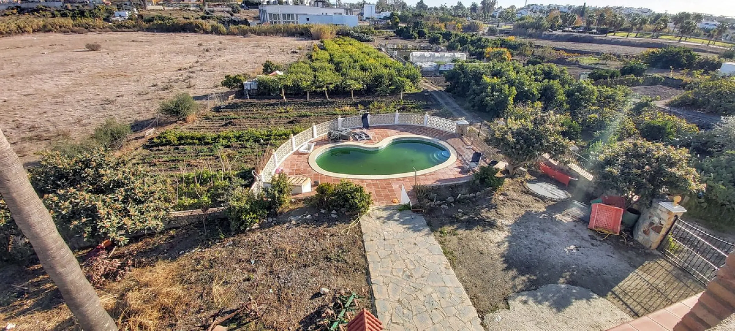 For sale: a building with 3 floors of a total of 662m2 and a land plot of 3.827m2. In the heart of Cancelada, Estepona.
