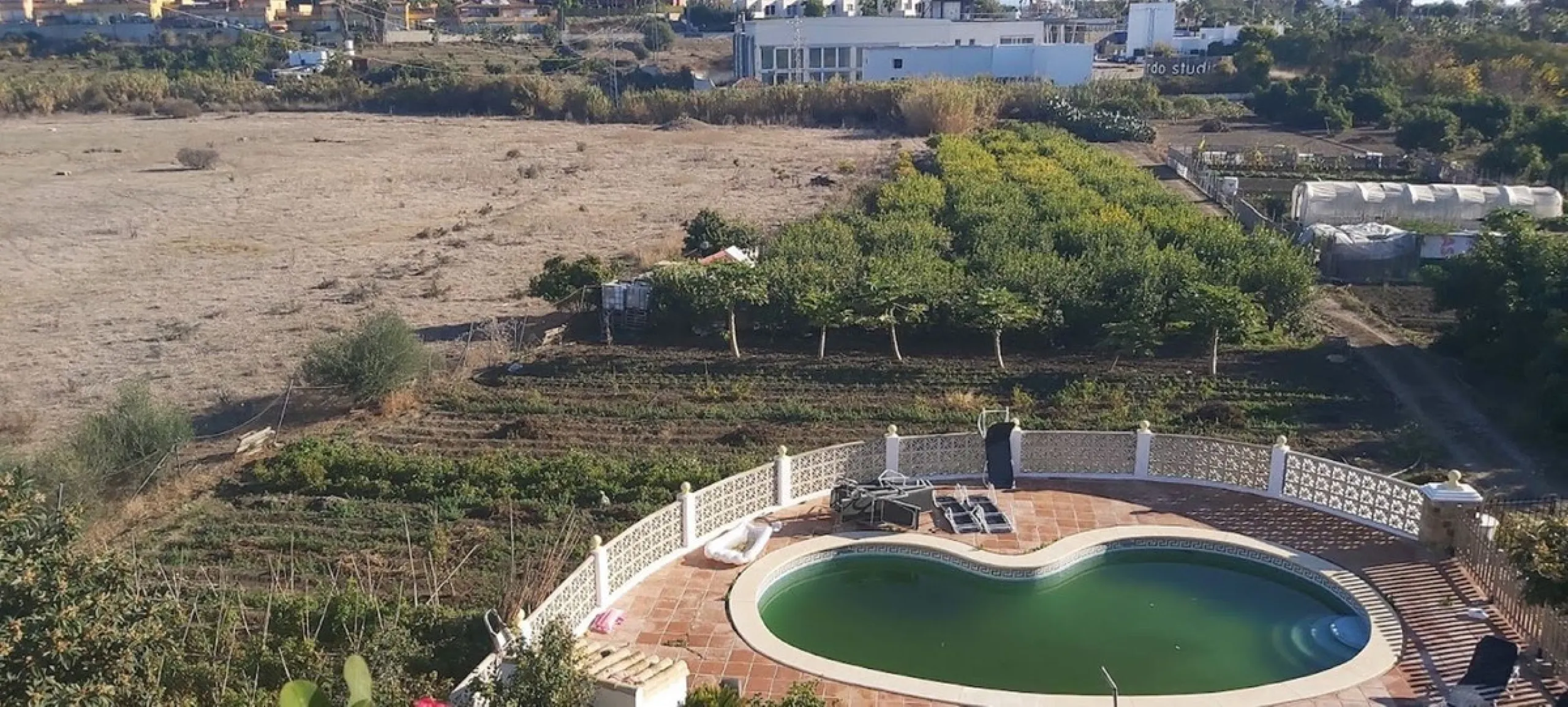 For sale: a building with 3 floors of a total of 662m2 and a land plot of 3.827m2. In the heart of Cancelada, Estepona.