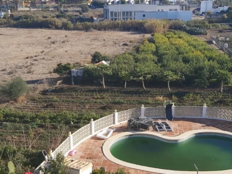 For sale: a building with 3 floors of a total of 662m2 and a land plot of 3.827m2. In the heart of Cancelada, Estepona.