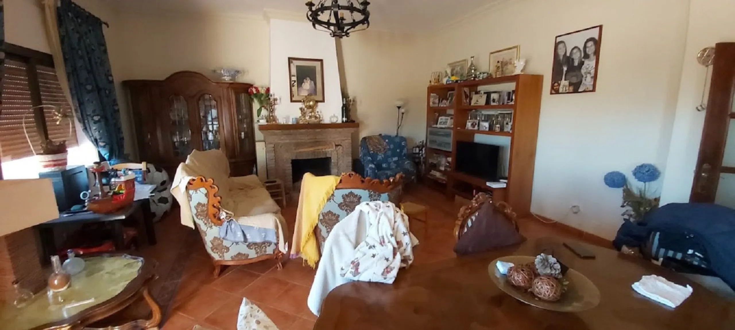 For sale: a building with 3 floors of a total of 662m2 and a land plot of 3.827m2. In the heart of Cancelada, Estepona.